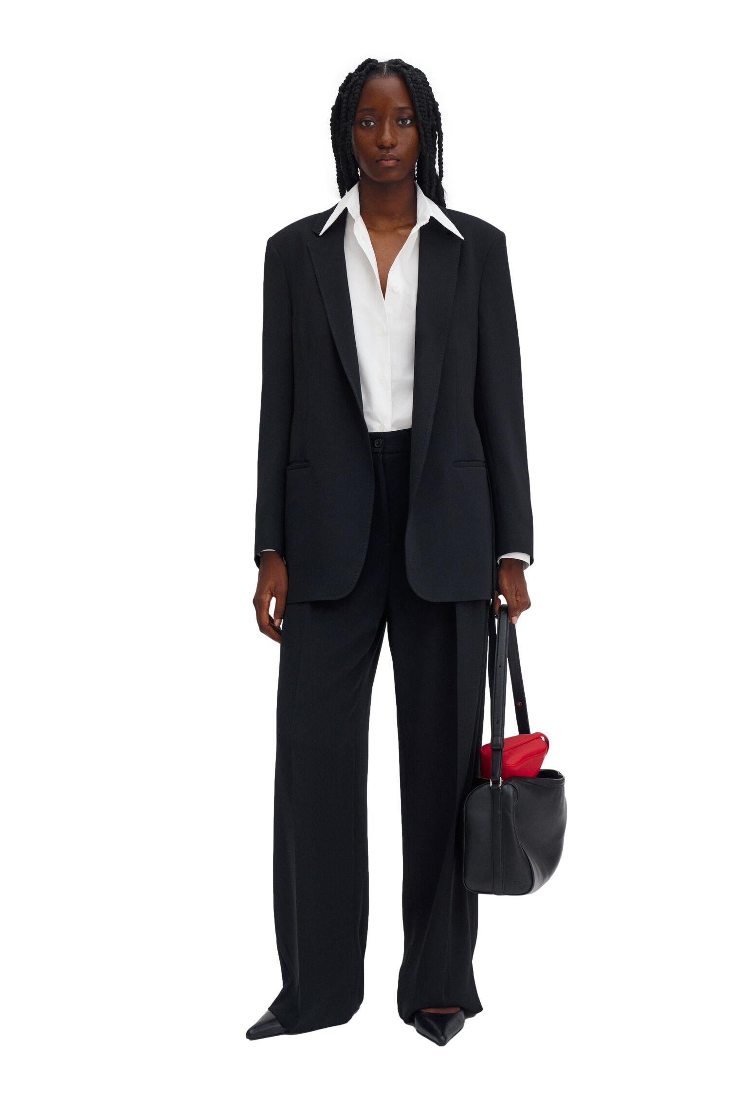 Sort Filippa K Ashley draperet blazer kjolejakke, elegant og stilfull med løs passform og klassisk design.