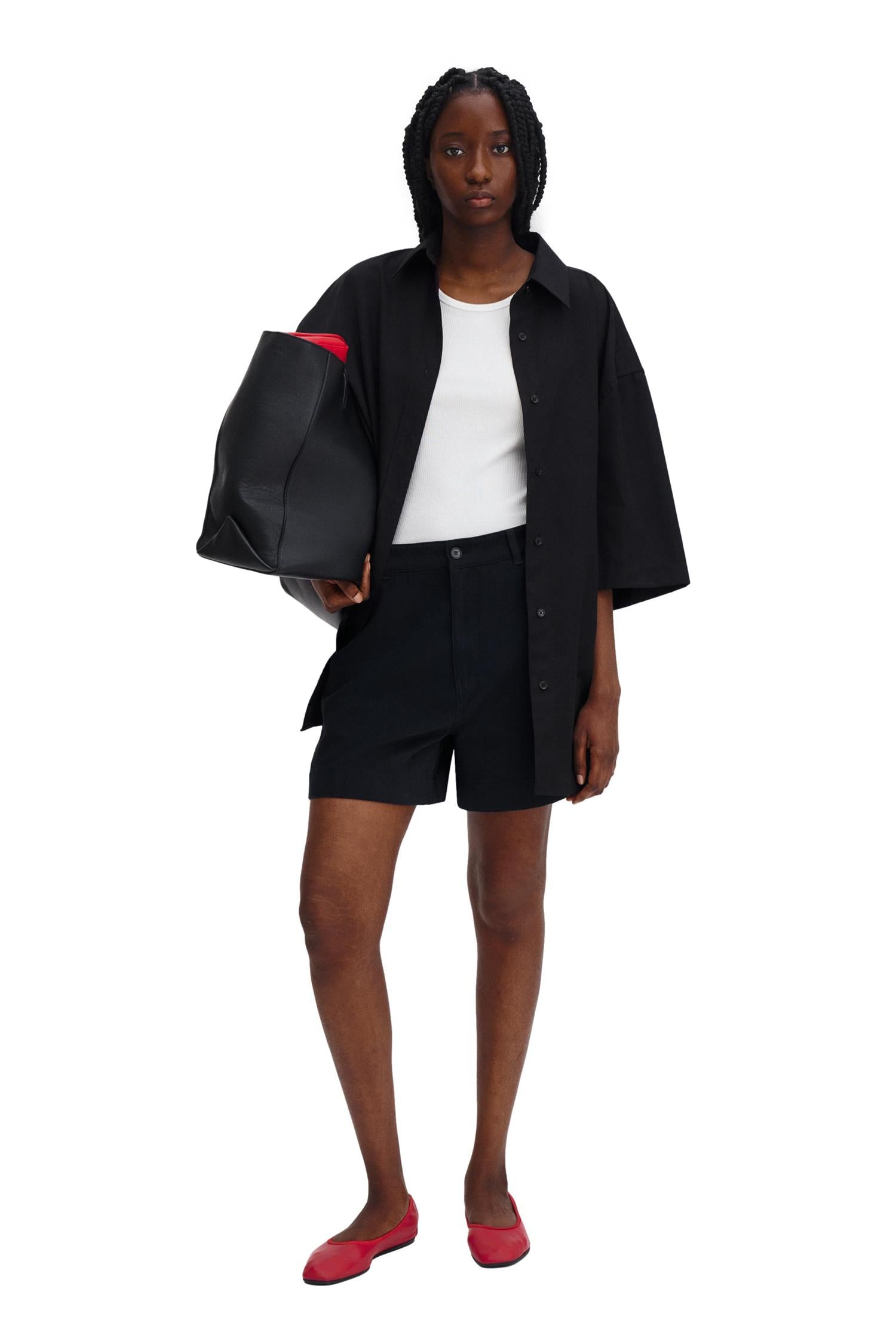 Filippa K baggy bomullsshorts i svart, løstsittende design med komfortabel passform, perfekt til sommerbruk.