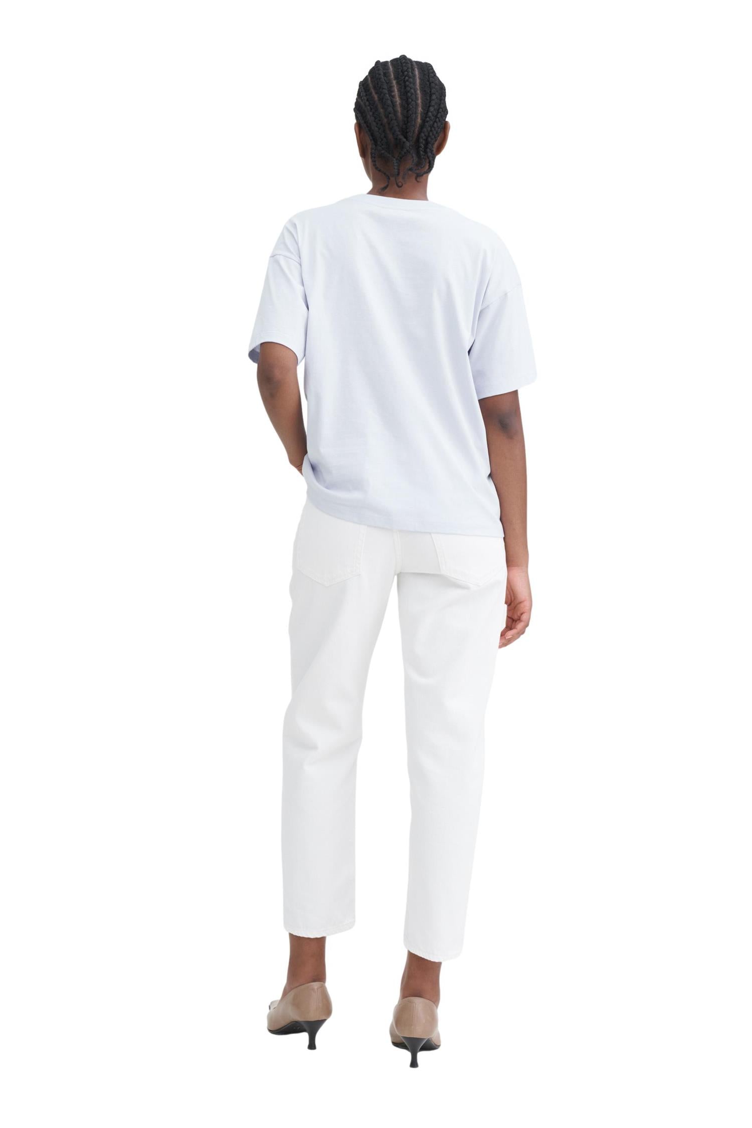 Hvitt Filippa K loose fit T-skjorte med rund hals og korte ermer, vist på en modell.