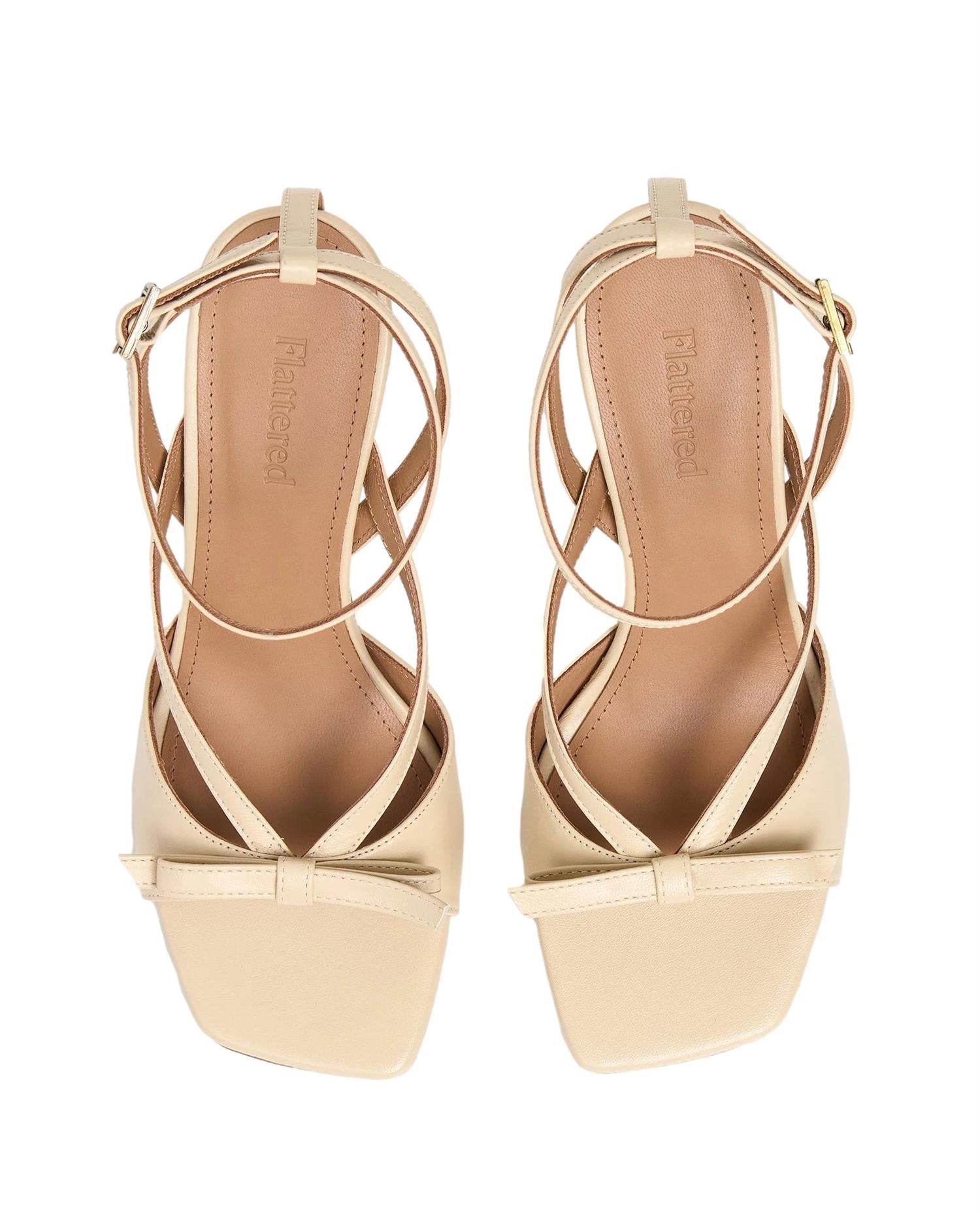 Lys beige Flattered Margo skinnsko med rund tå og lav hæl, laget av ekte lær, vist fra siden.