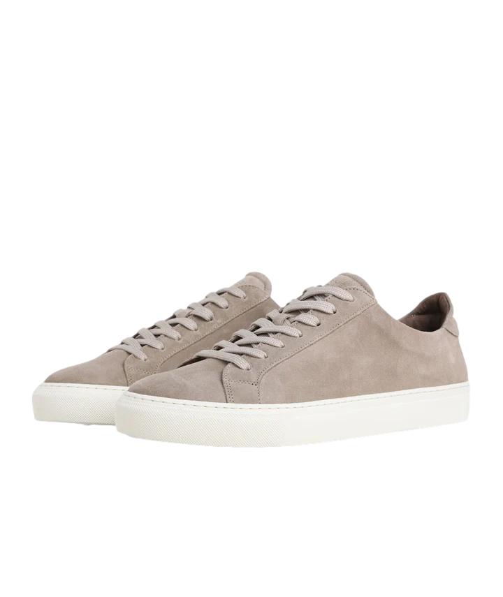 Gråbeige Garment Project Earth Suede sko, myk og stilfull sko i semsket skinn med moderne design og komfortabel passform.