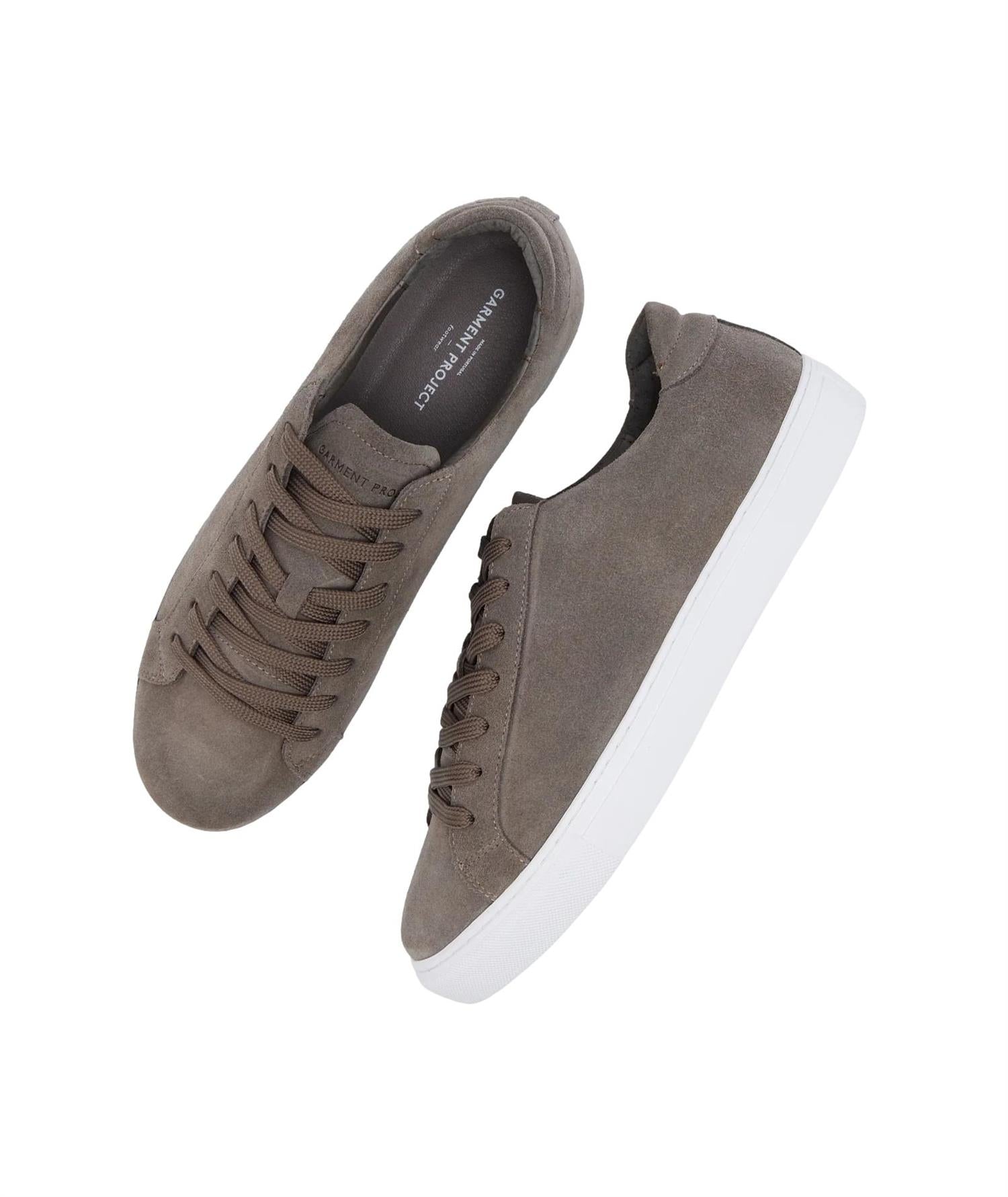 Brune Garment Project Elephant Suede sko med komfortabel design og detaljer, vist fra siden.