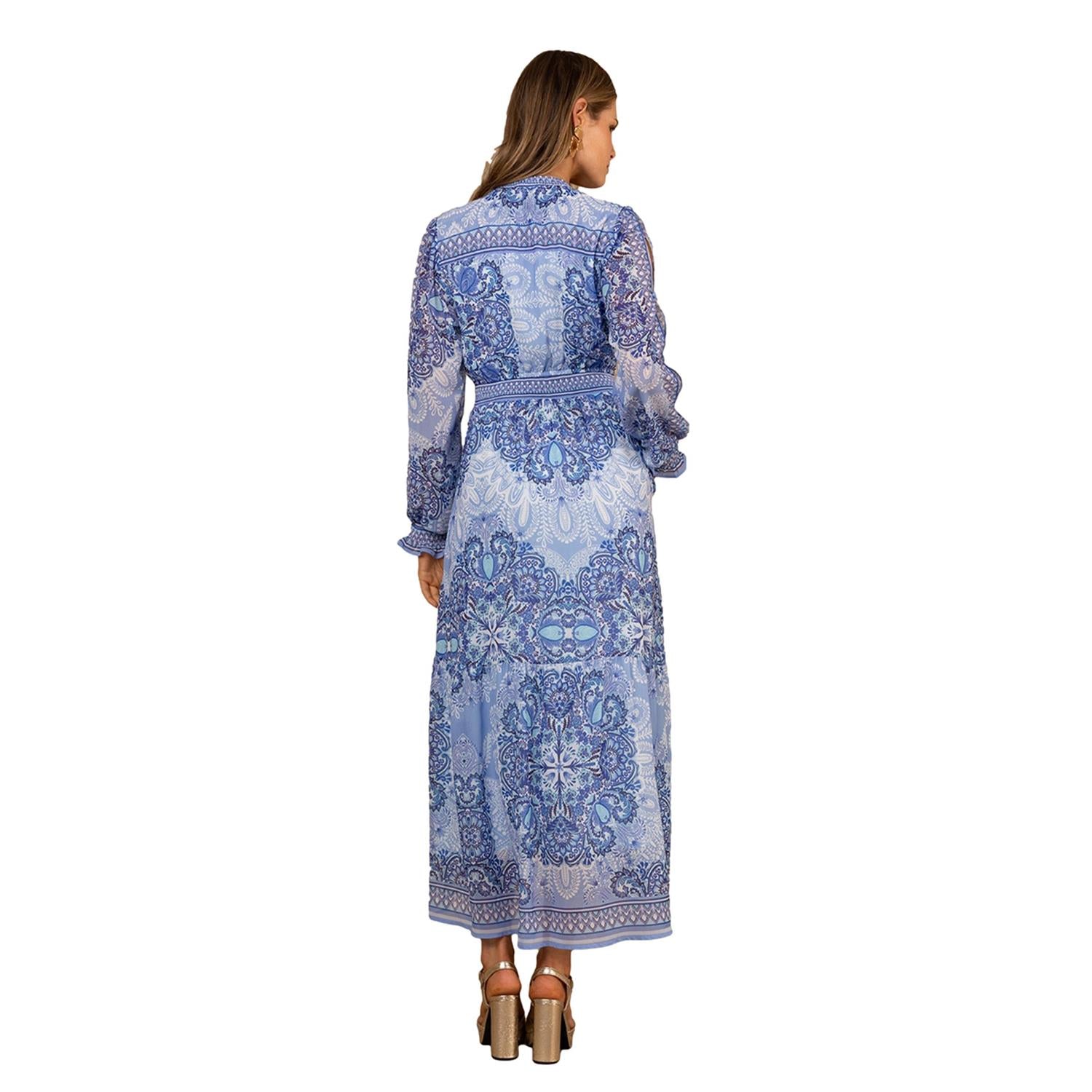 Blå Hale Bob Eleanora lang kjole med elegant snitt og lett stoff, vist på modell foran nøytral bakgrunn.