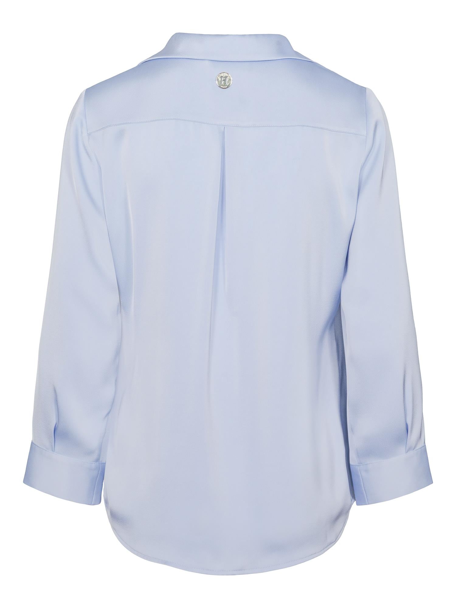 Lyseblå Haust Everyday skjorte som bluse, vist på modellen med krage og lange ermer.