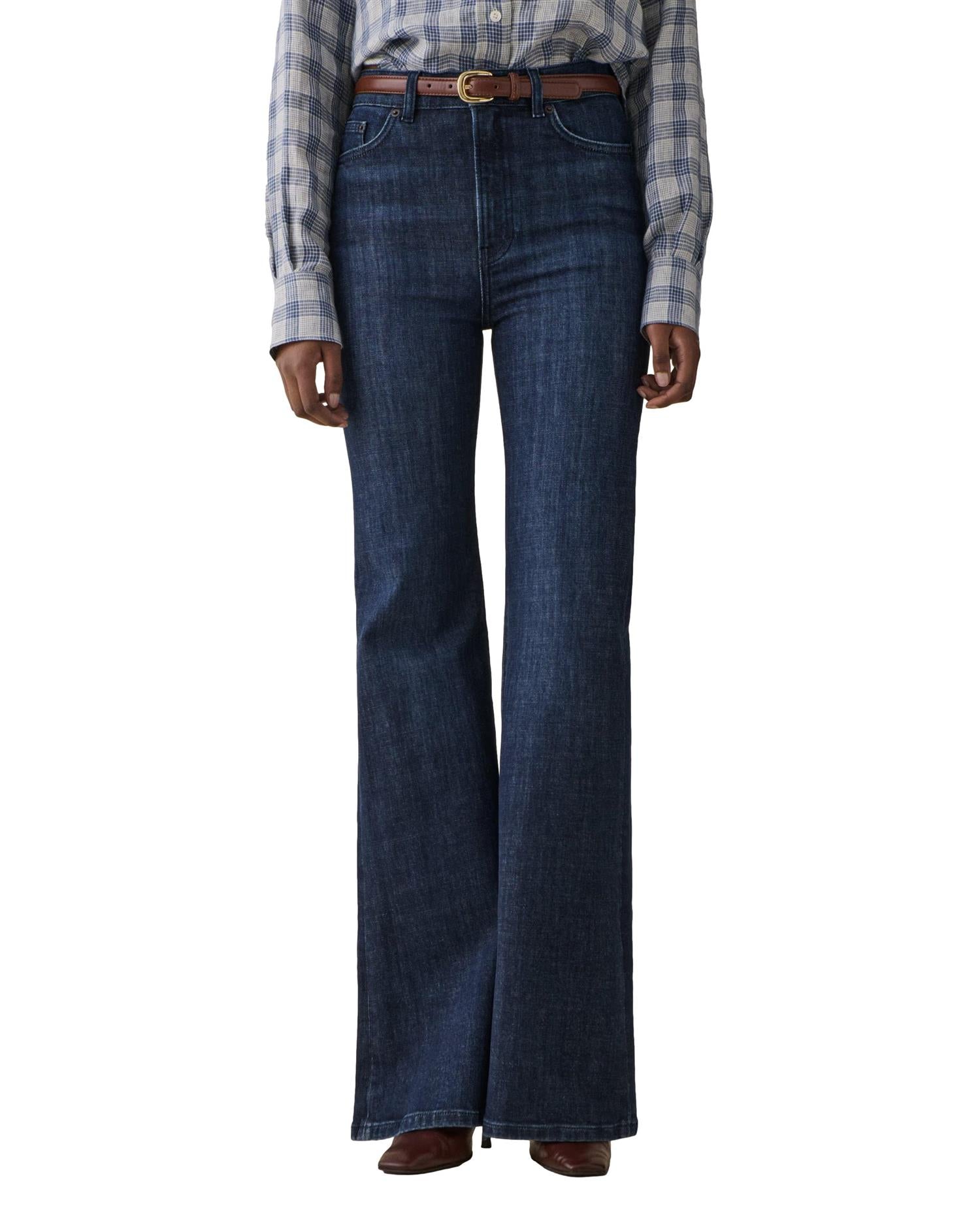 Jeanerica Fuji jeans i denim, vises på modell med klassisk snitt og blå vask, perfekt for casual antrekk.