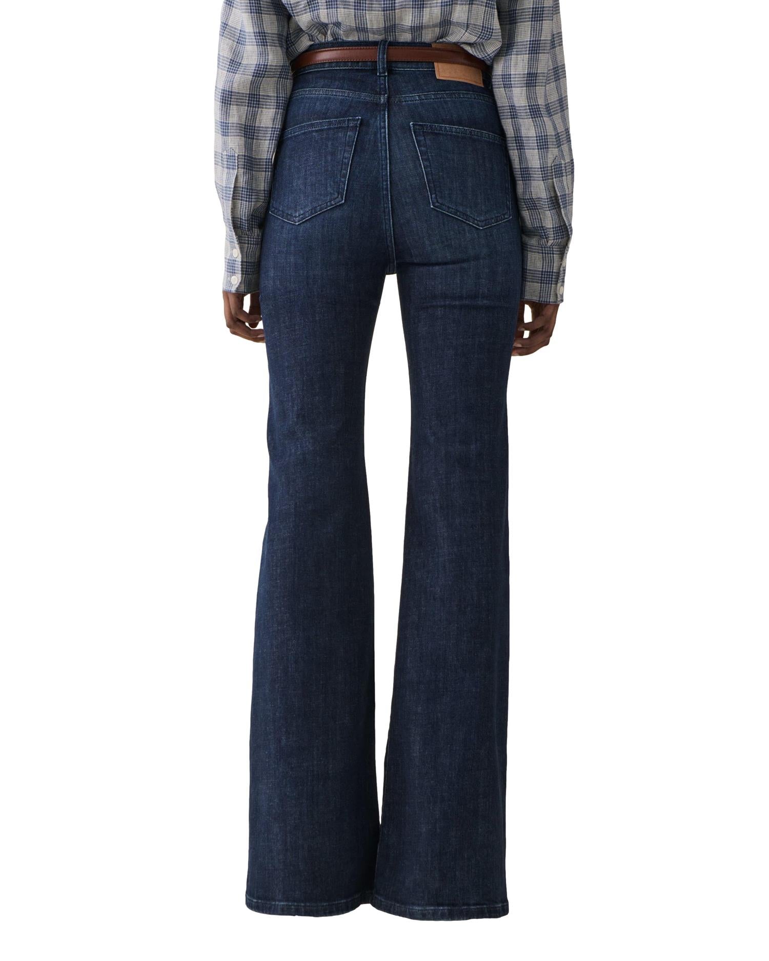 Jeanerica Fuji jeans i denim, vises i et bilde med klassisk snitt og blå vask, perfekt til hverdagsbruk.