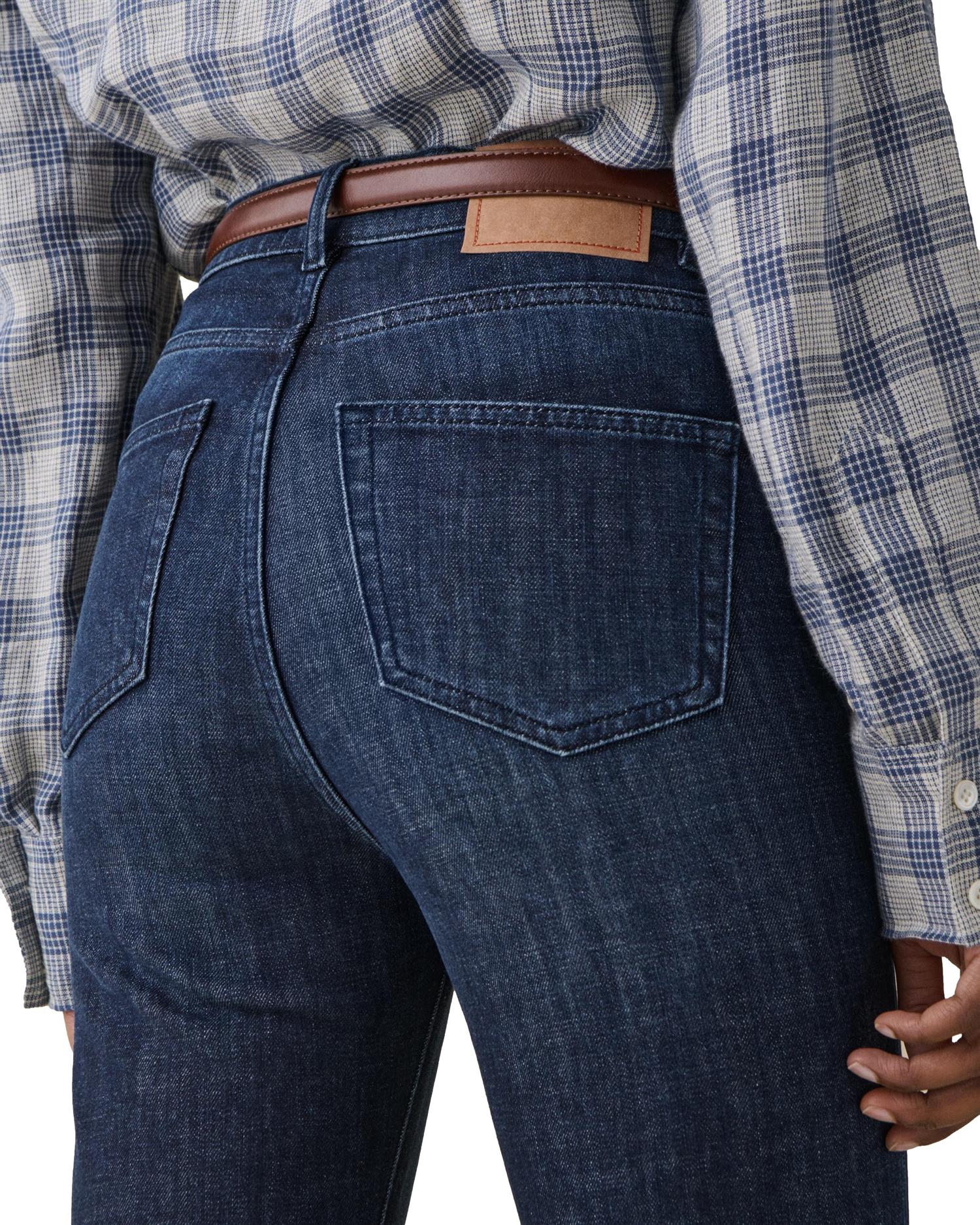 Lys blå Jeanerica Fuji jeans av denim, klassisk snitt og komfortabel passform, vist på modell.