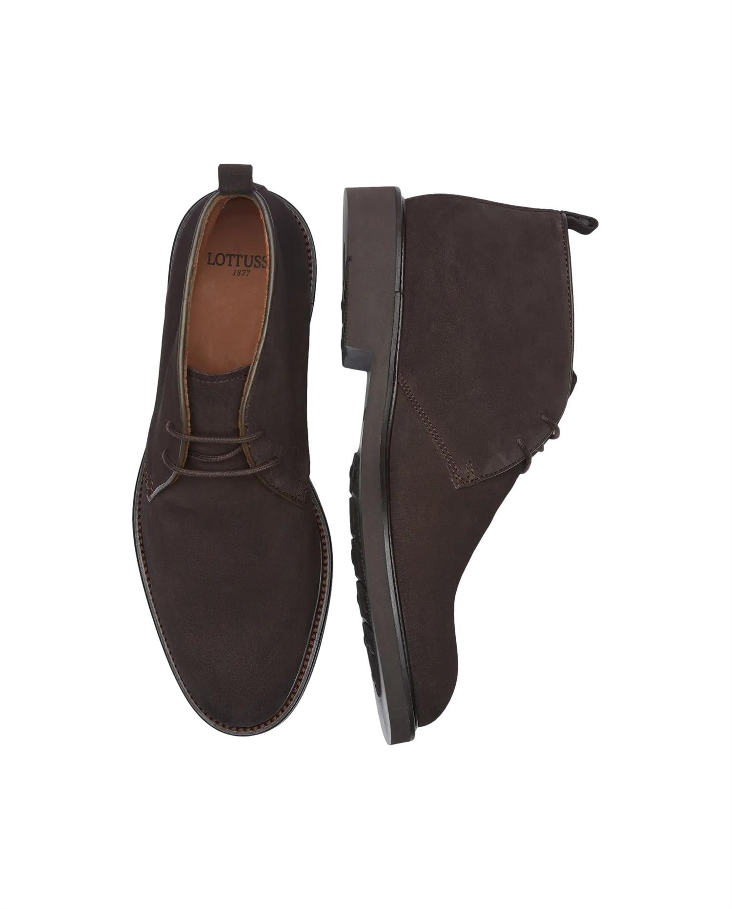 Lottusse Baltimore Mocha suede ankelstøvler i kalveskinn, mørkebrun, med komfortabel passform og stilren design.