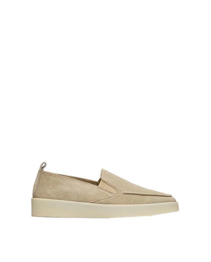 Lottusse Fornells beige skomodell med lærtekstur og komfortabel passform, vist på bildet.