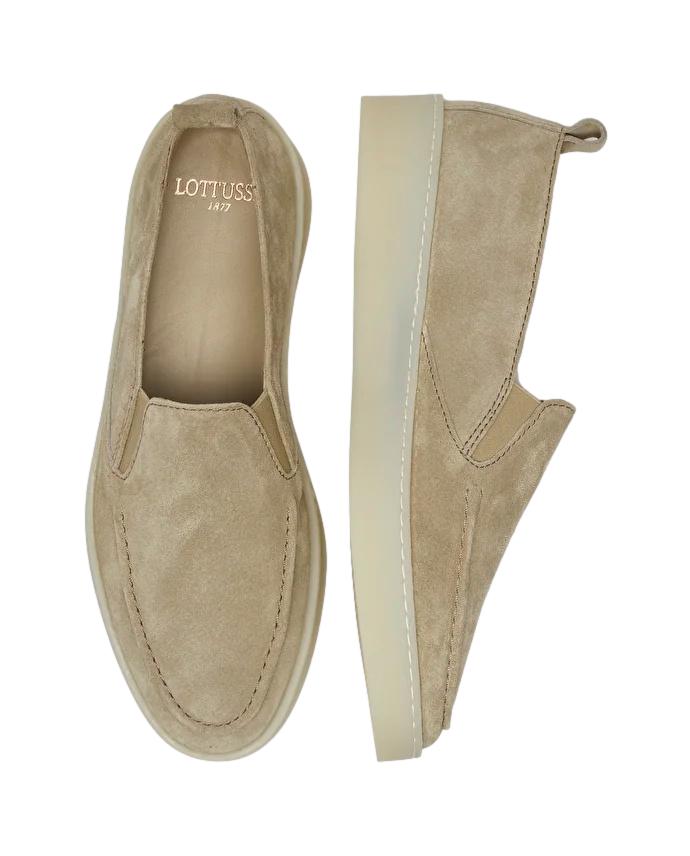 Beige Lottusse Fornells skostrikk med lærdetaljer, vist fra siden. Elegant og komfortabel sko for menn.