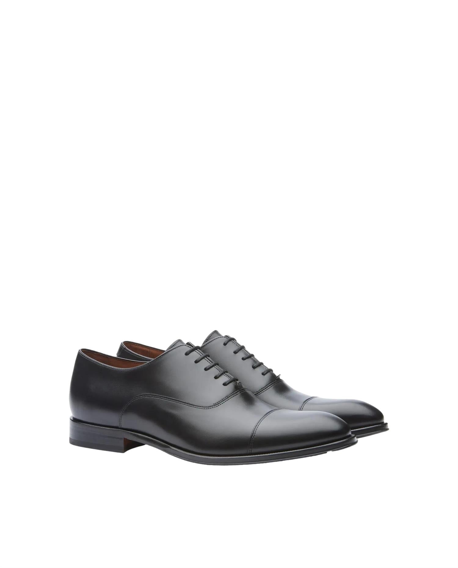 Sort Lottusse Lenox Oxford-sko i børstet kalveskinn, eleganta og klassiske herresko, med skinnlisse og polert finish.