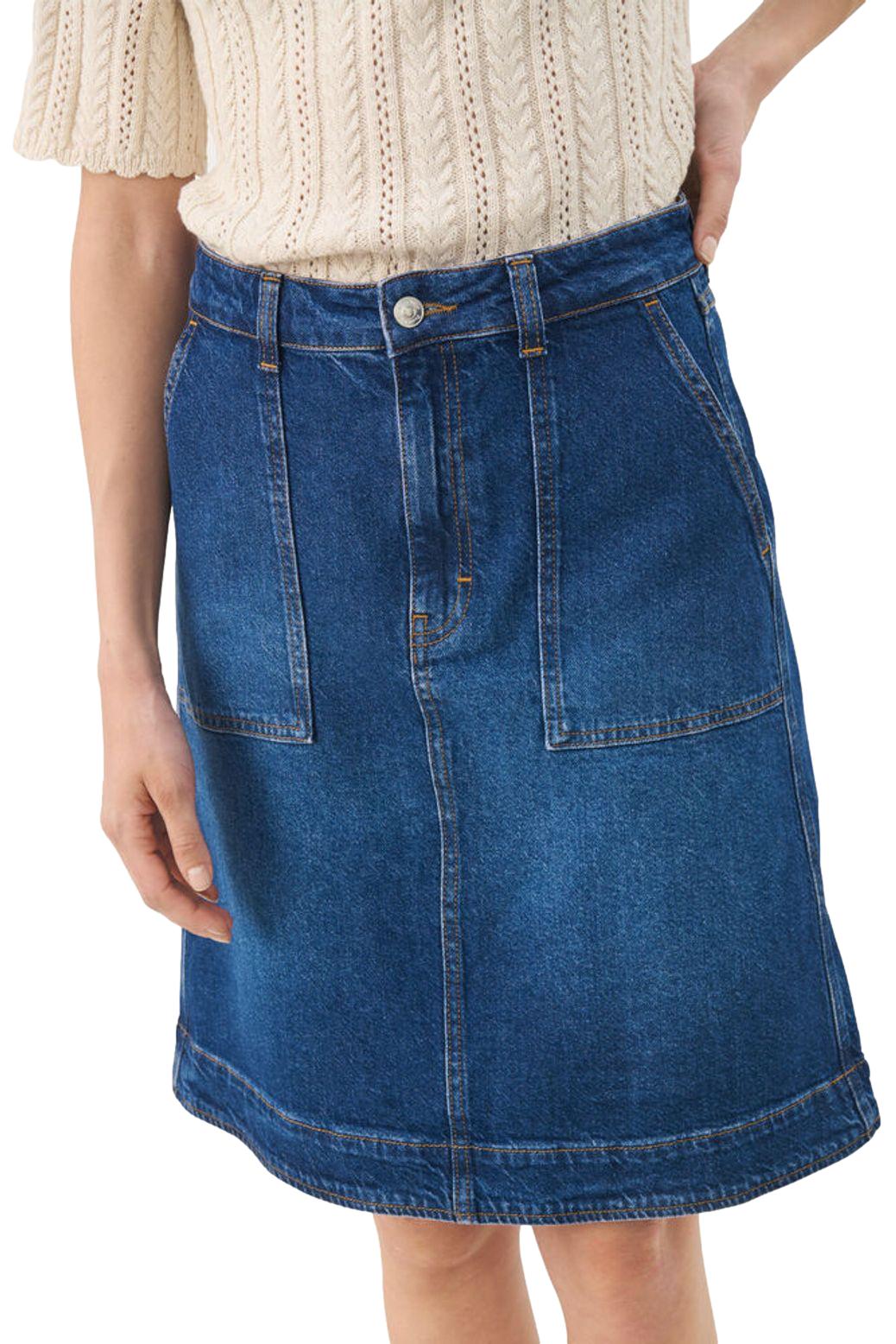 Denim skjørt fra Part Two TammiePW SK med klassisk design og midilengde, vist på modell.