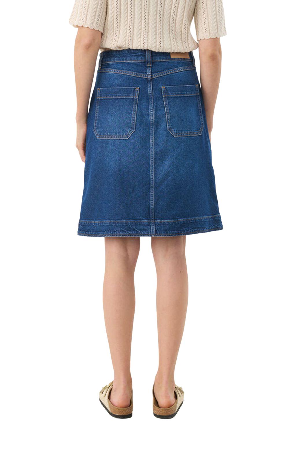 Part Two TammiePW SK denim skjørt, stilrent og moderne, vist på modell med lukkede knapper og midjelengde.