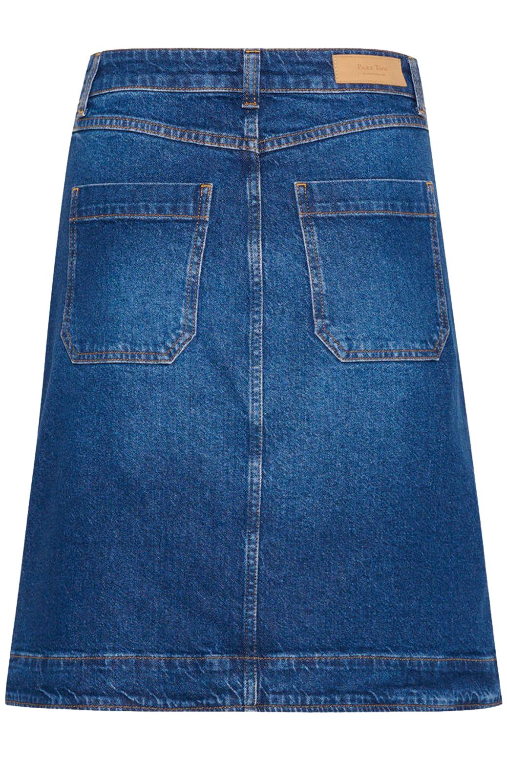 Part Two TammiePW SK denim skjørt, midilengde med lommer og knappelukking, vist i en naturlig posisjon