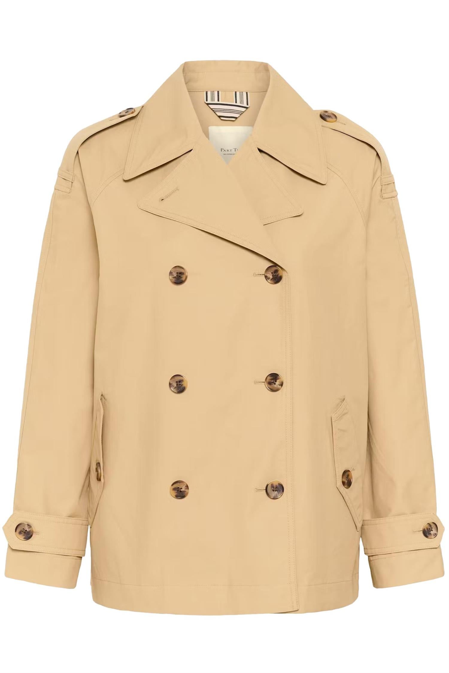 Beige Part Two Yuna PW OTW jakke vist på modell, med glidelås og lommer, laget av mykt stoff.