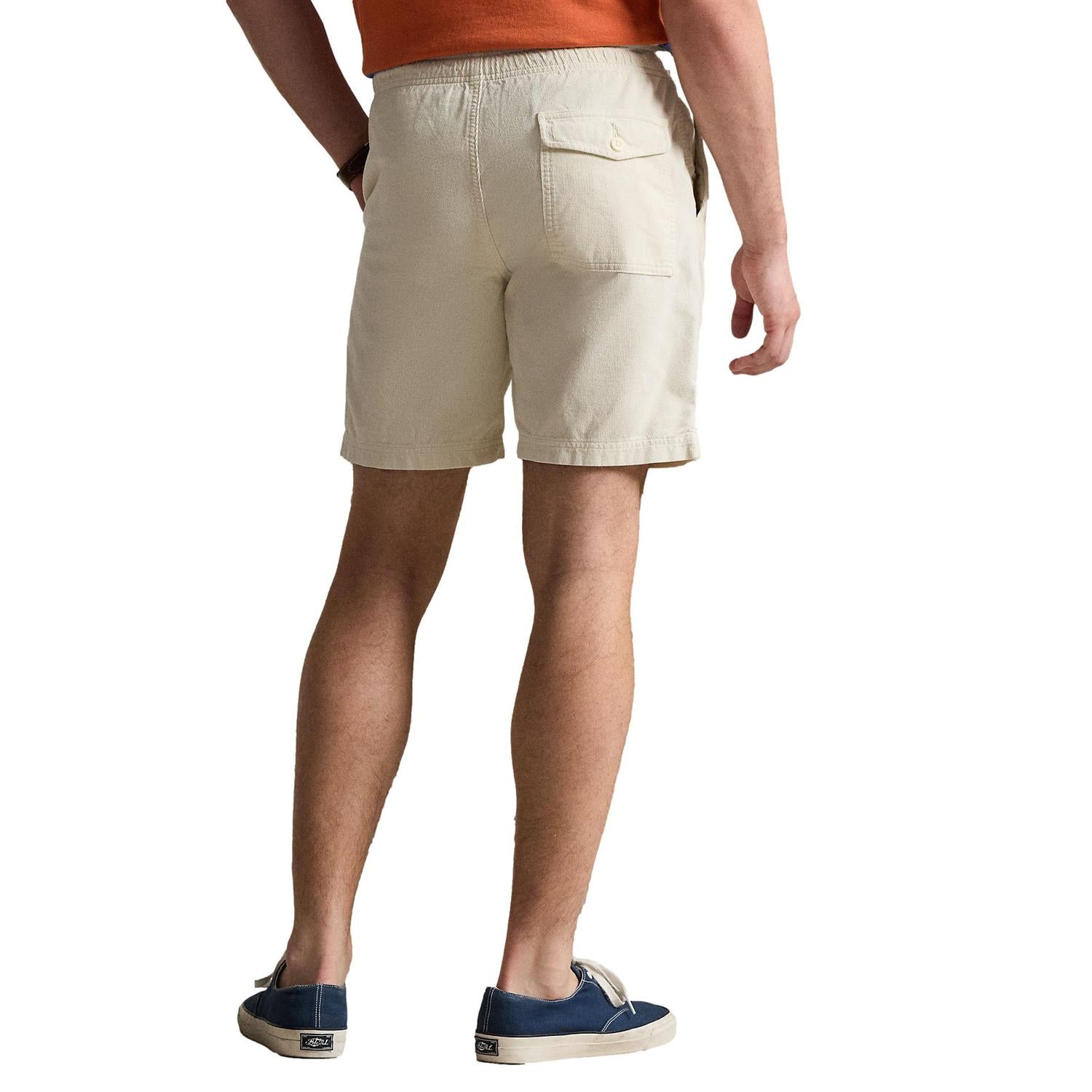 Lys-beige korte shorts i corduroy fra Polo Ralph Lauren, 8-tommers klassisk passform, synlig i bildet.