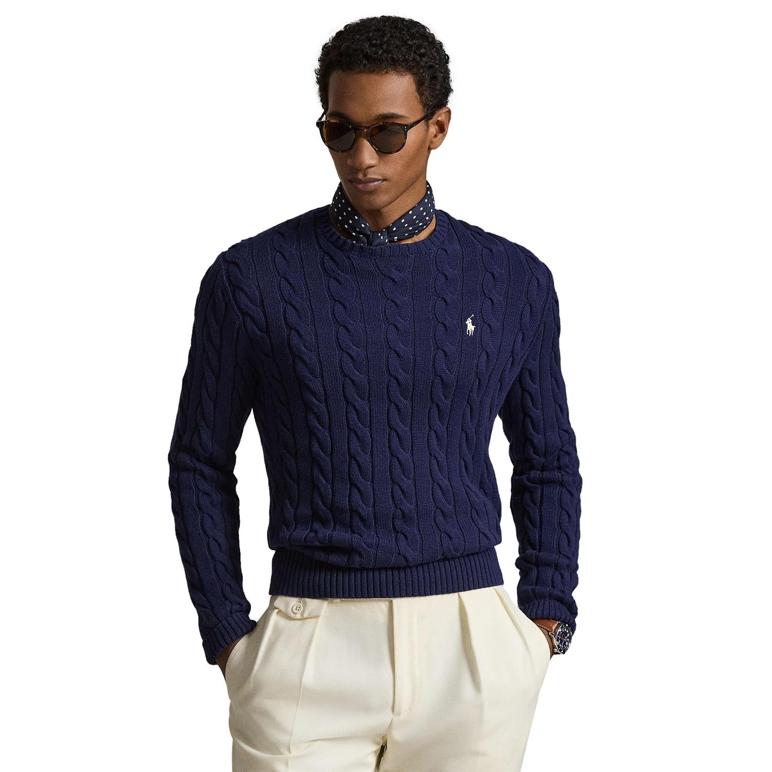 Marineblå polo Ralph Lauren genser i kabelstrikk av bomull, komfortabel og klassisk til casual bruk.