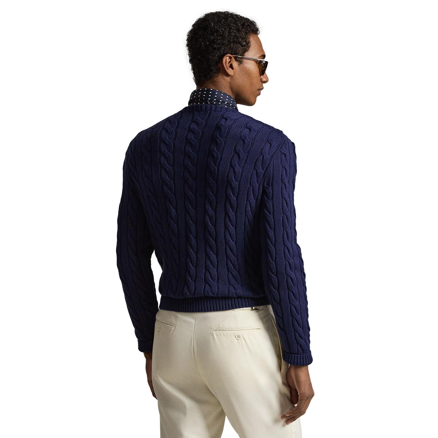 Marine blå Polo Ralph Lauren genser i kabelstrikket bomull, varm og myk med klassisk design og ribbede detaljer.