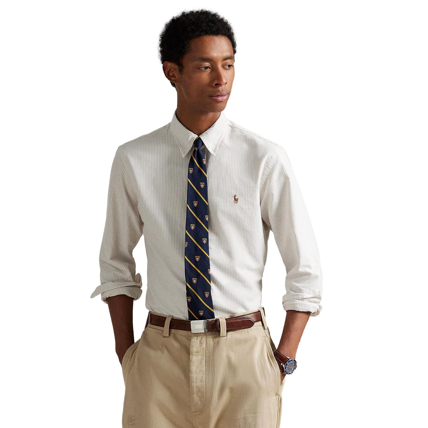 Polo Ralph Lauren lys-beige striped Oxford-skjorte i tilpasset passform, vises med krage og knappestolpe.