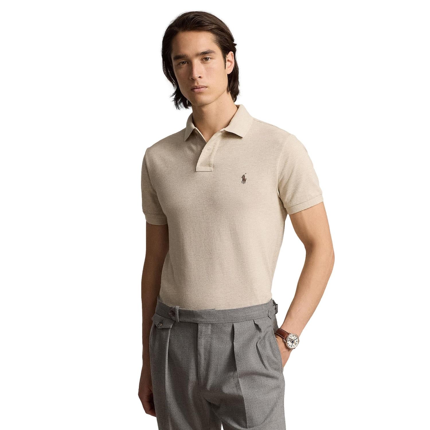 Beige mesh Polo Ralph Lauren slim fit polo t-skjorte med krage og logo, vist på modell.