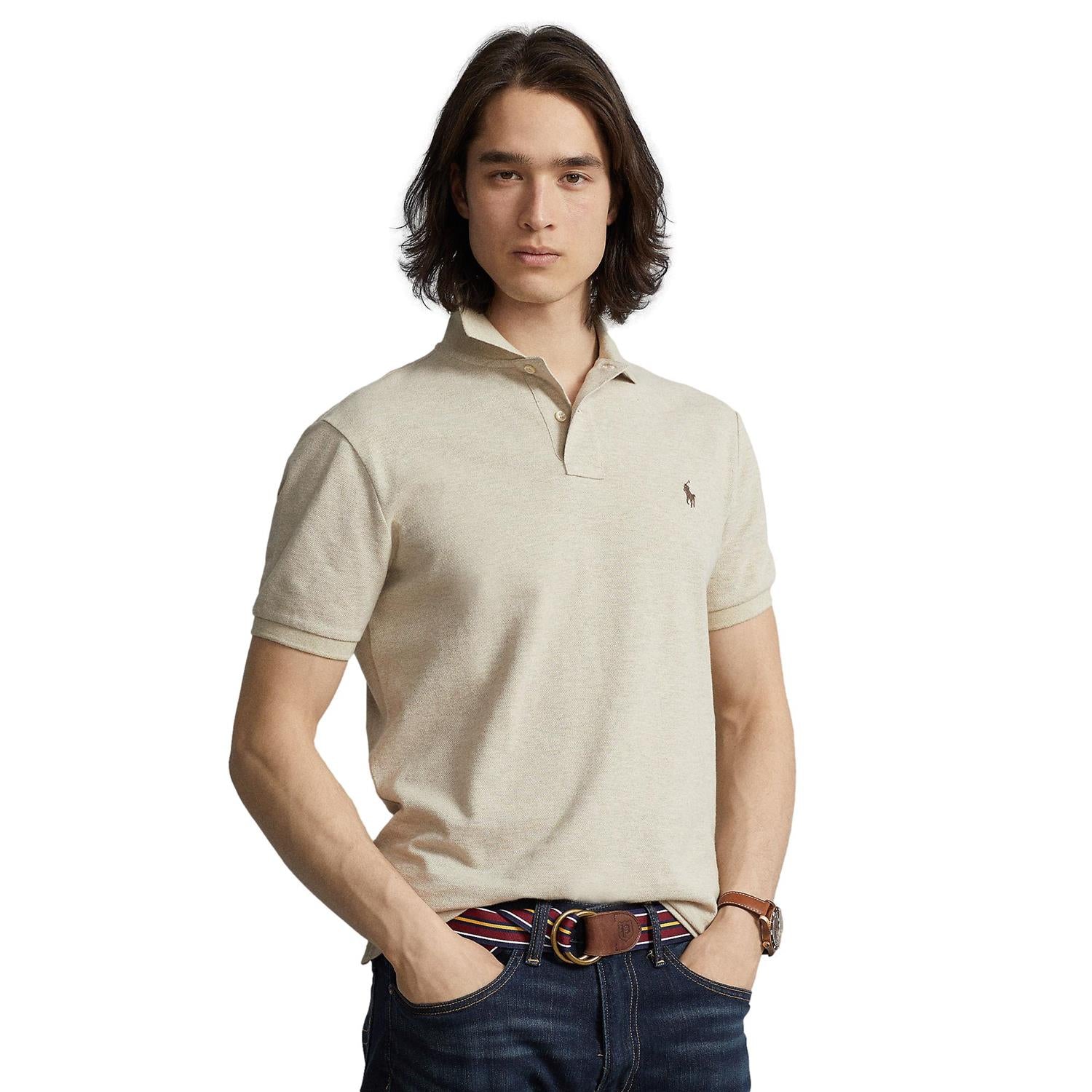 Beige Polo Ralph Lauren mesh polo skjorte i slim fit, vises med klassisk krage og kortermet design.