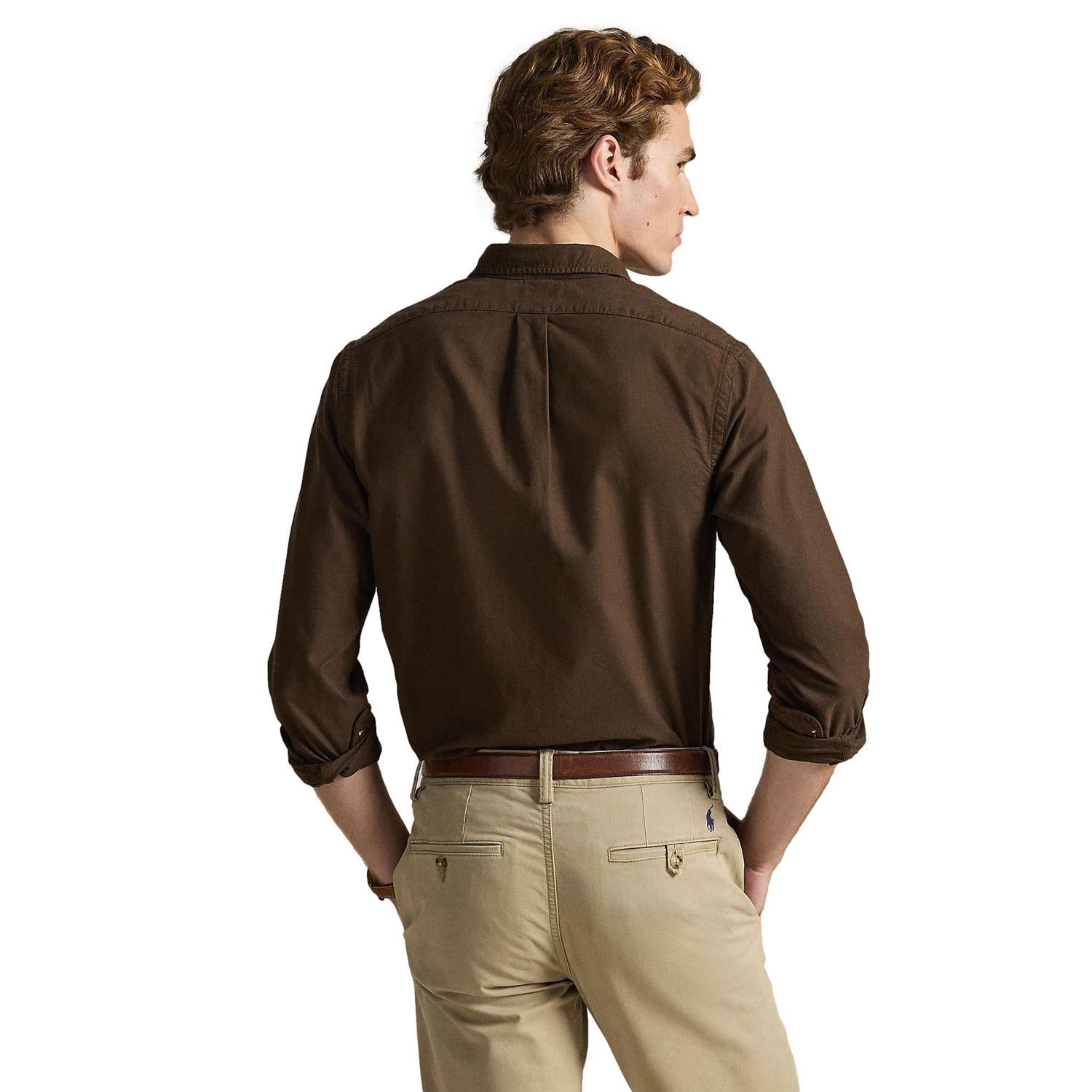 Brun Polo Ralph Lauren slim fit Oxford-skjorte i bomull med garment-dyed finish, klassisk og stilfull for menn.