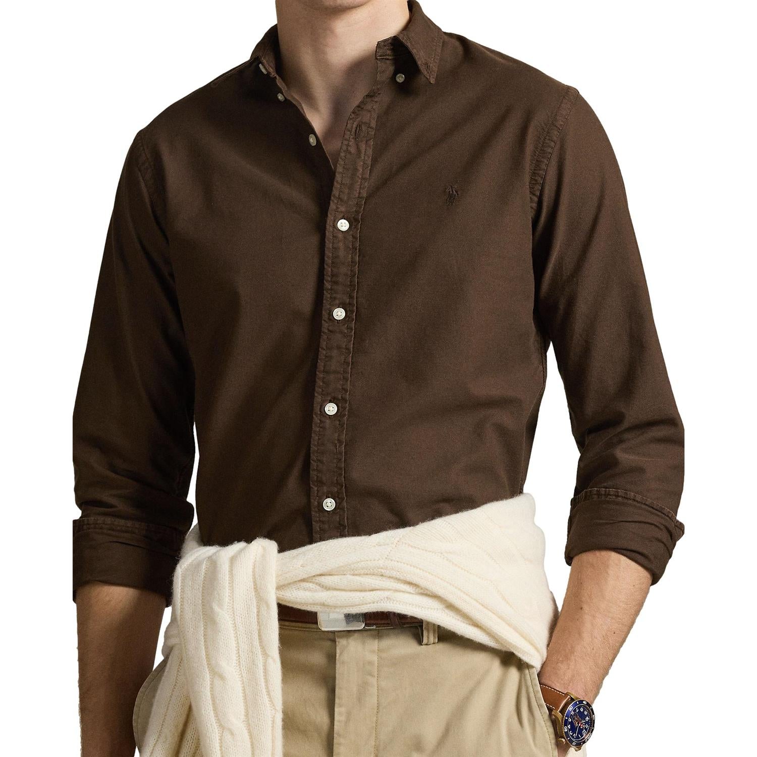 Brun Polo Ralph Lauren slim fit oxford skjorte med garment-dyed finish, vises på bildet. Klassisk og stilfull skjorte.