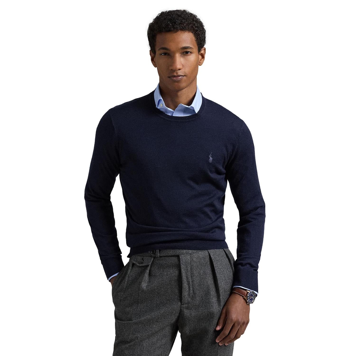 Marineblå Polo Ralph Lauren genser i ull med slim fit og rund hals, vaskbar og komfortabel.