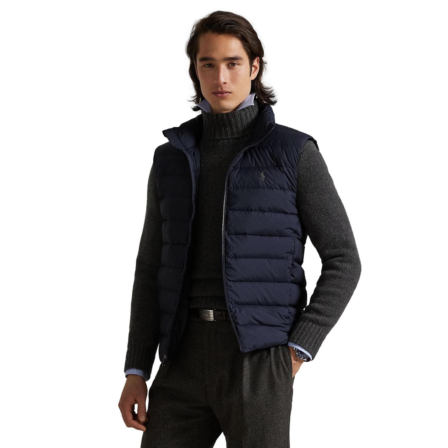 Marine Polo Ralph Lauren Colden packbar dunvest, lett og varm med glidelåslommer, synlig foran i bildet.