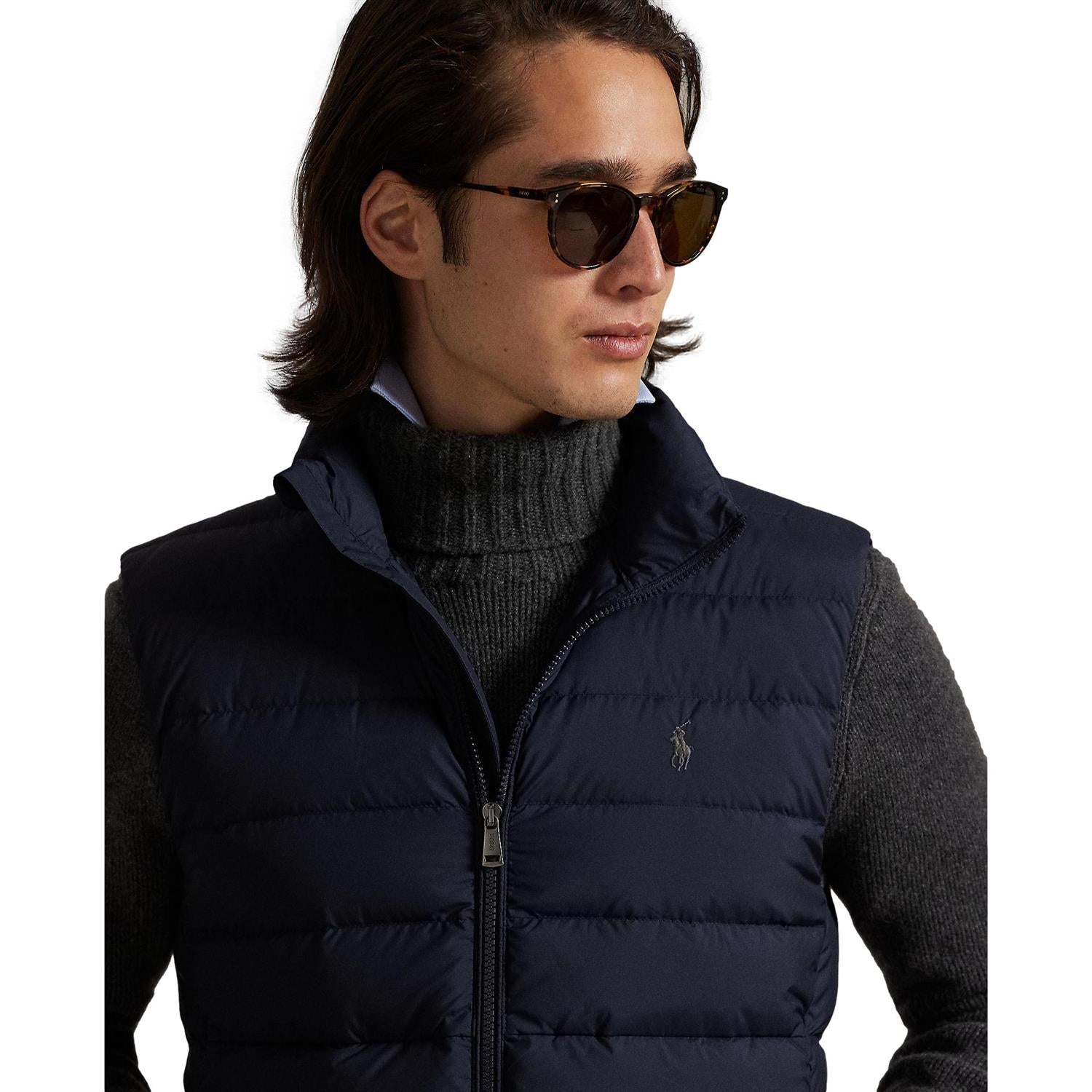 Marine blå Polo Ralph Lauren Colden pakkbar dunvest, lett og varm, vist på en modell.