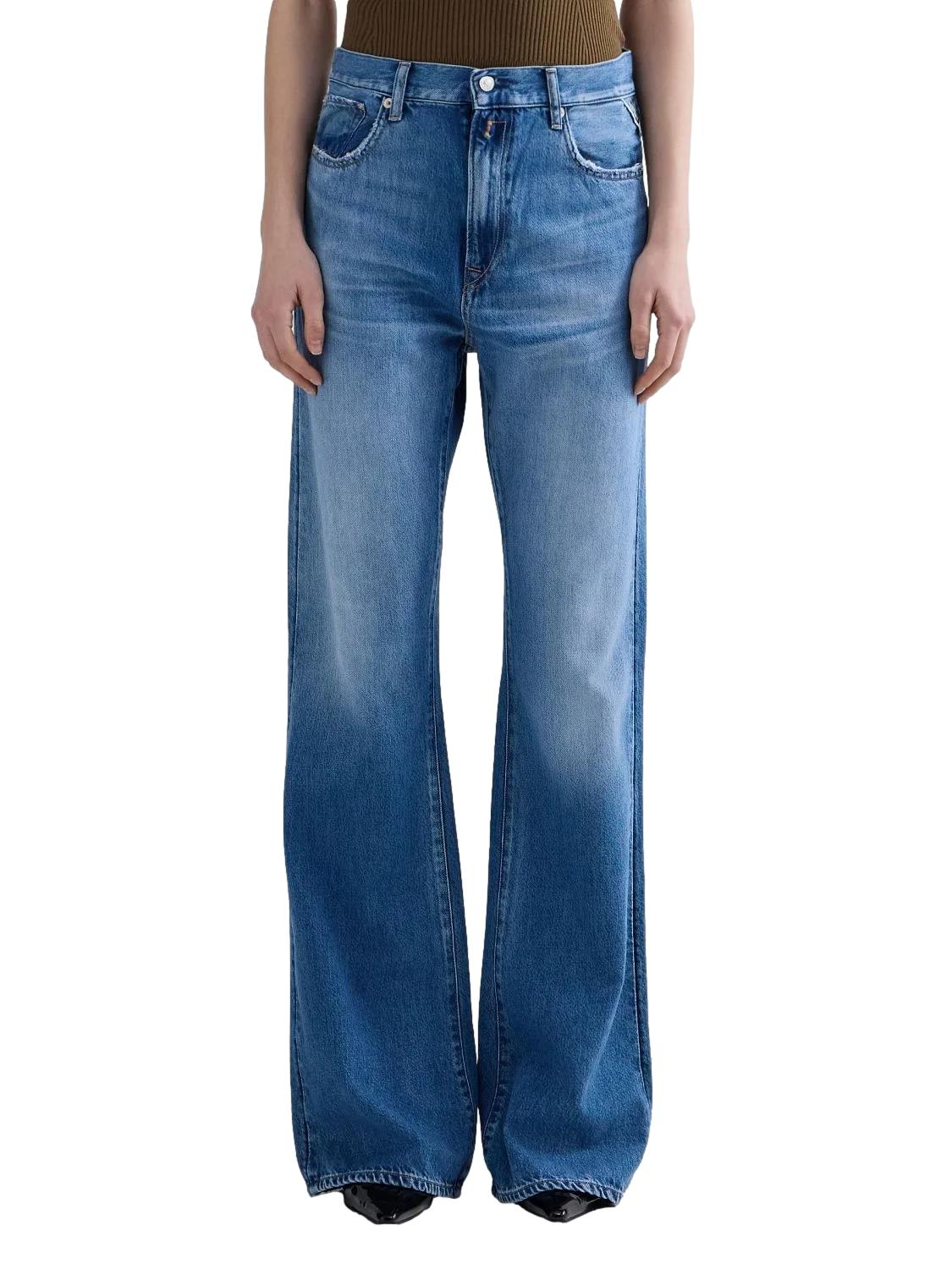 Replay Becka flared bootcut jeans i denim, vises på modell med naturlig passform og klassisk blåfarge.