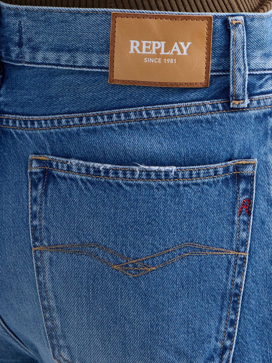 Replay Becka flared bootcut jeans i denim, vises med lav midje, utsvingte ben og klassisk blåfarge.