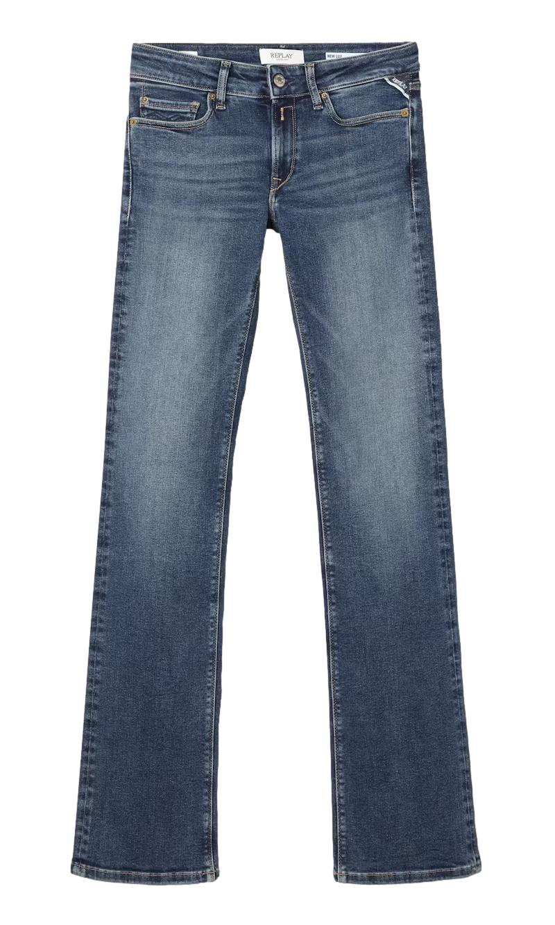 Replay New Luz bootcut jeans i denim, vises med klassisk passform og lyseblå vask, utendørs bakgrunn.