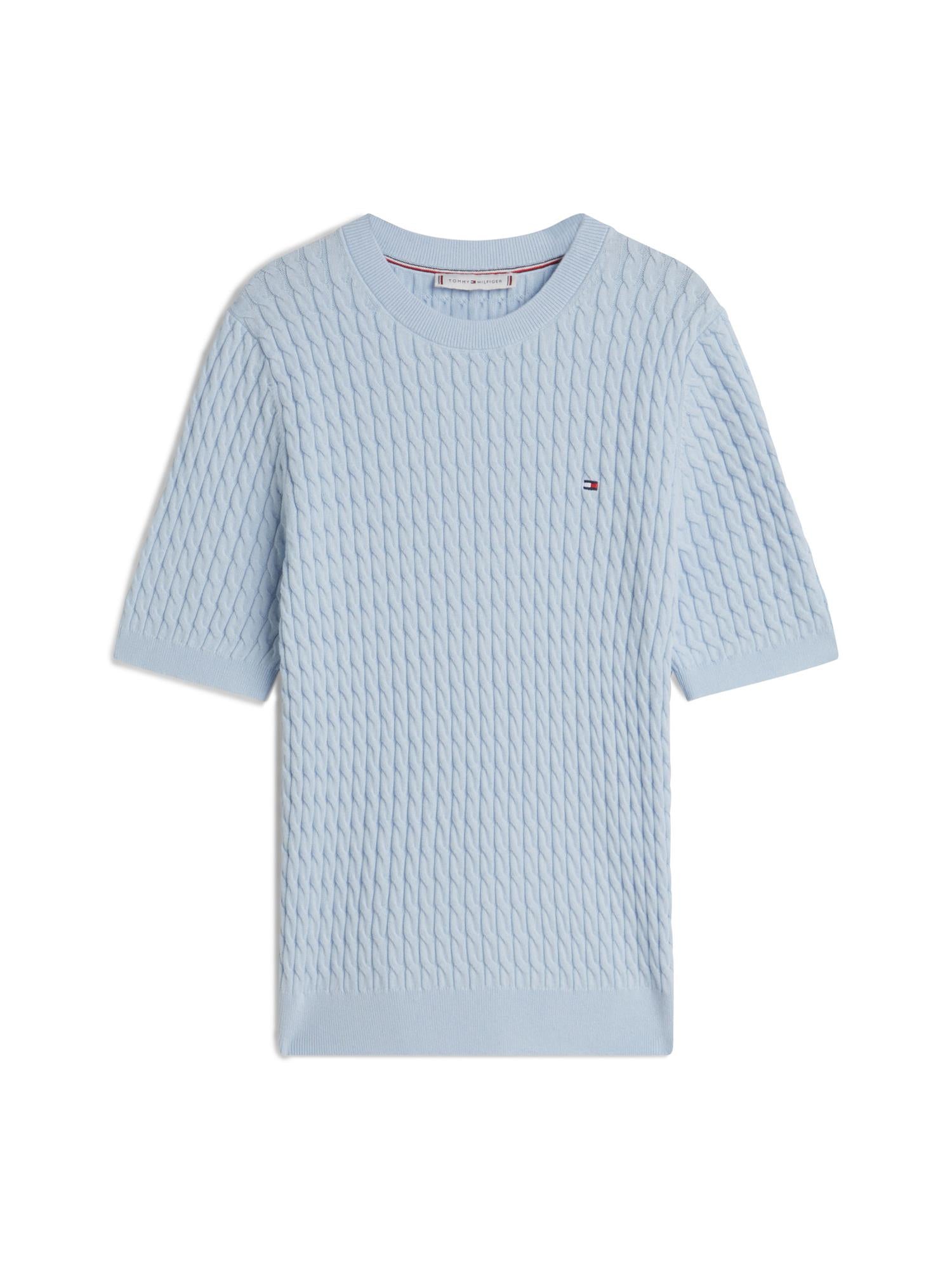 Tommy Hilfiger genser med fin kabelstrikk i Breezy Blue, kort hals, langermet, myk og komfortabel.
