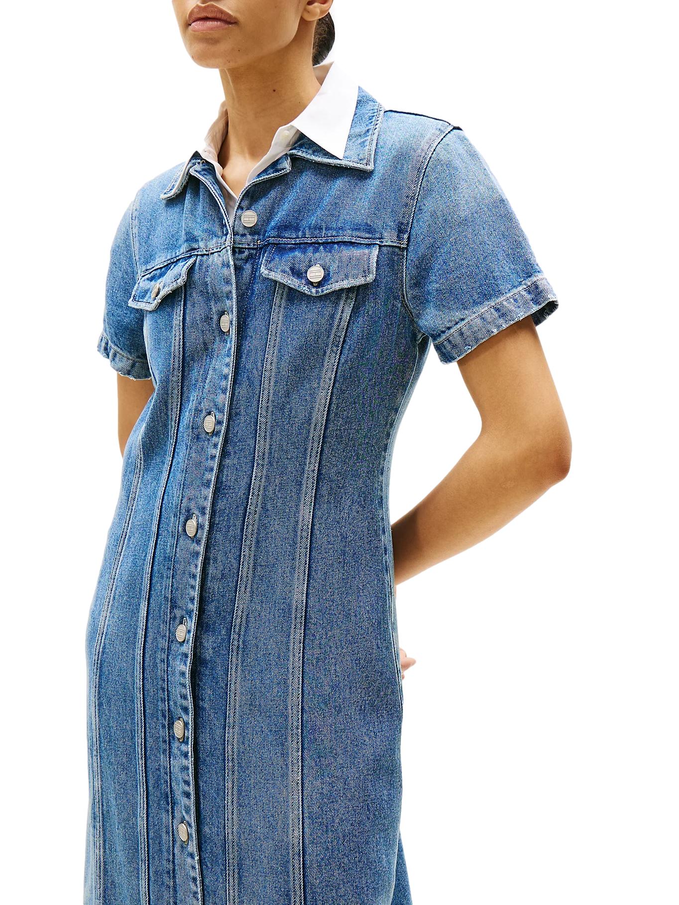 Tommy Hilfiger denim skjortekjole med kort erme og midilengde, klassisk og stilig for sommerbruk.