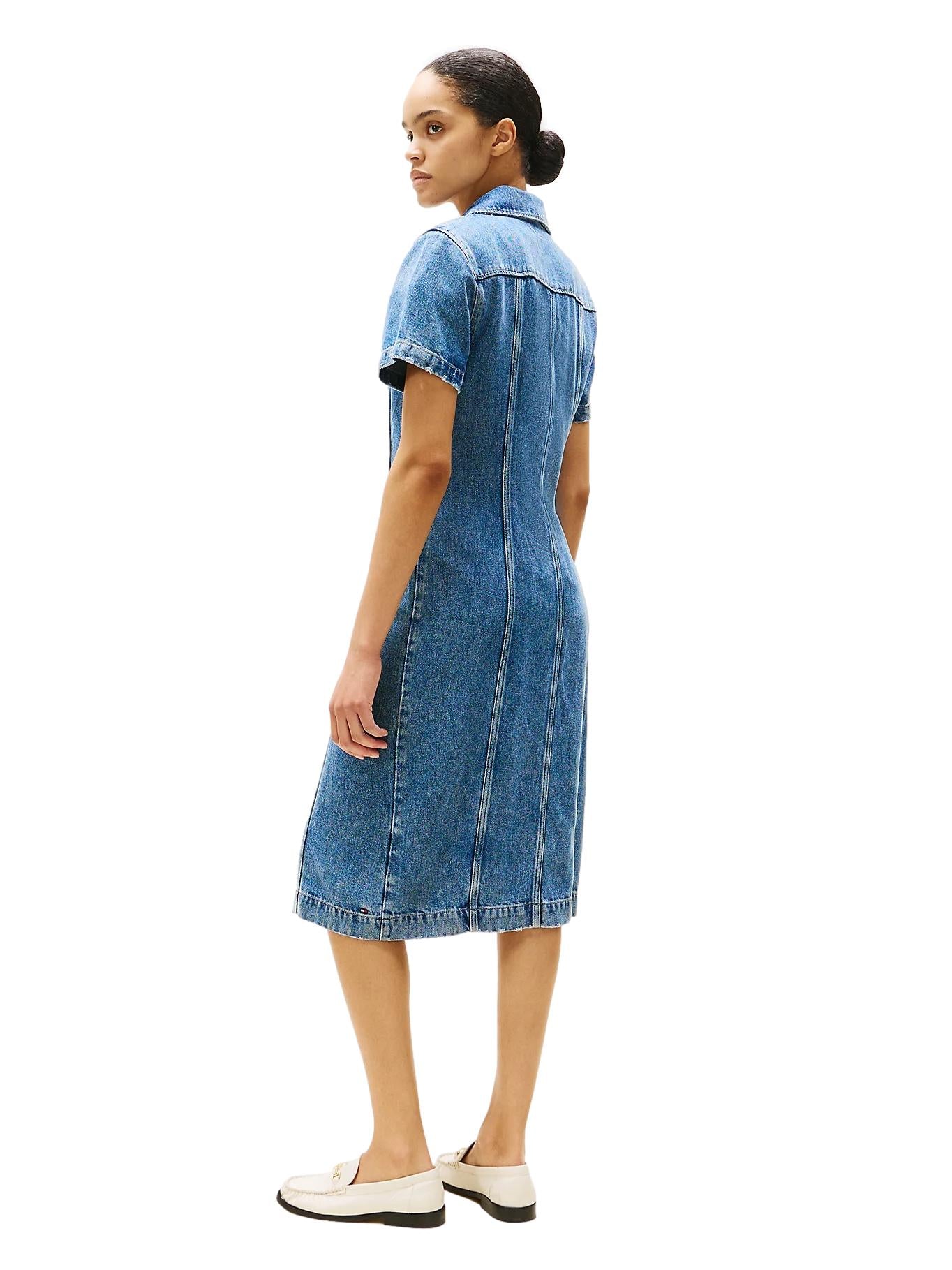 Tommy Hilfiger denim kjole med kort erm og skjortemønster, midi-lengde og avslappet passform.