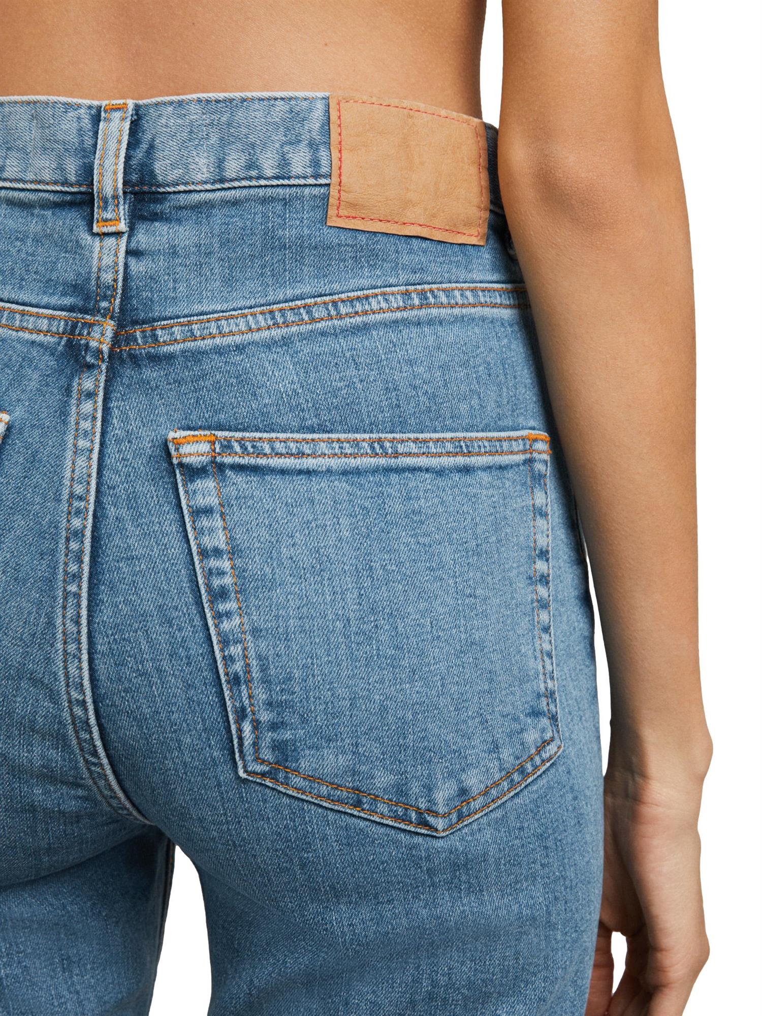 Jeanerica Eiffel jeans i dongeri, avslappet passform og klassisk blå farge, vist på modell.