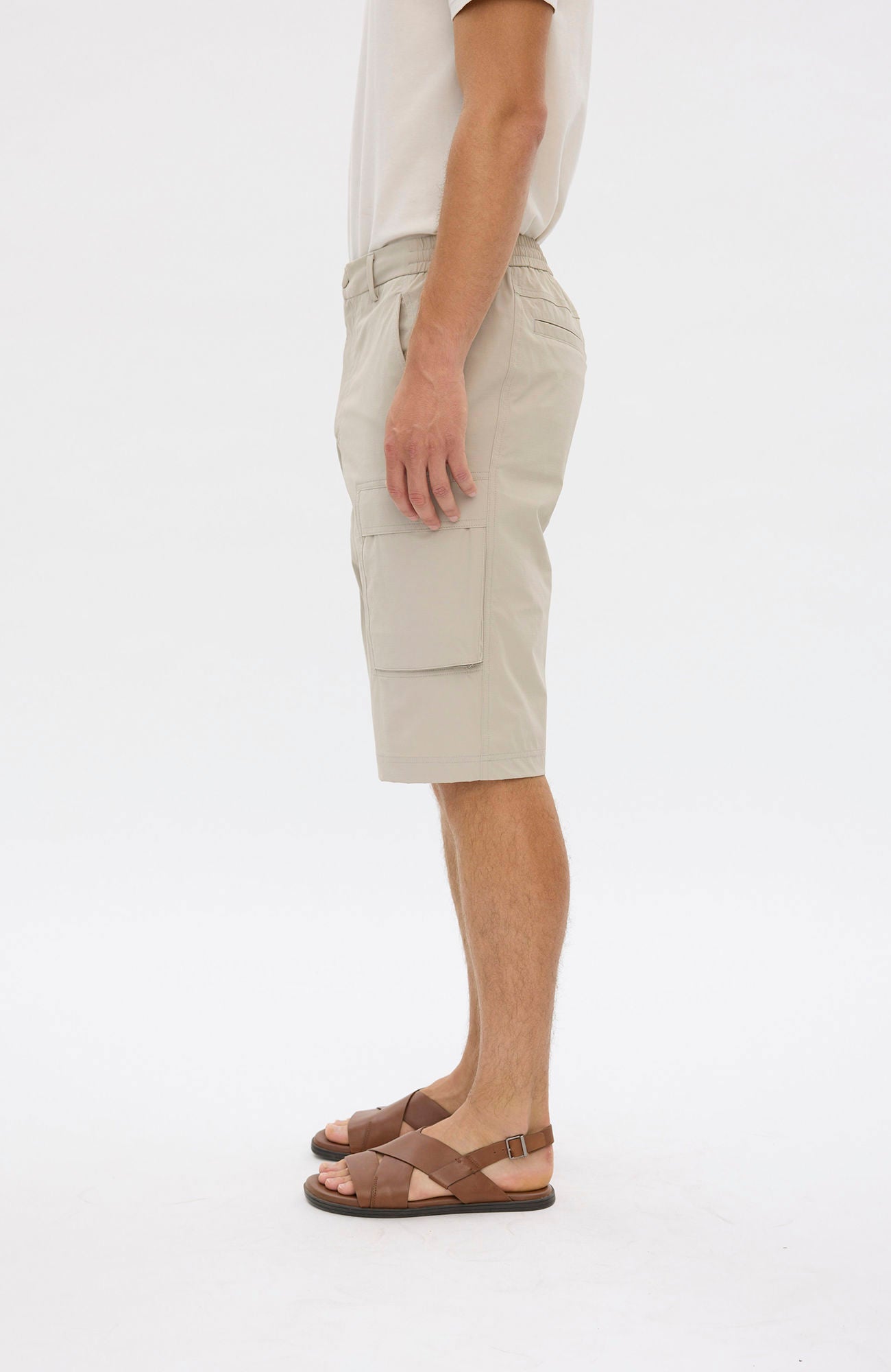 Plain Units Leopl Shorts 120 i krittfarge, komfortable og lette shorts for sport og fritid, vist på modell.