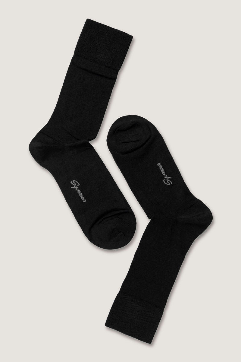 Syversen Socks fine ullsokker i svart, crew-variant, komfortable og varme strømper for daglig bruk.