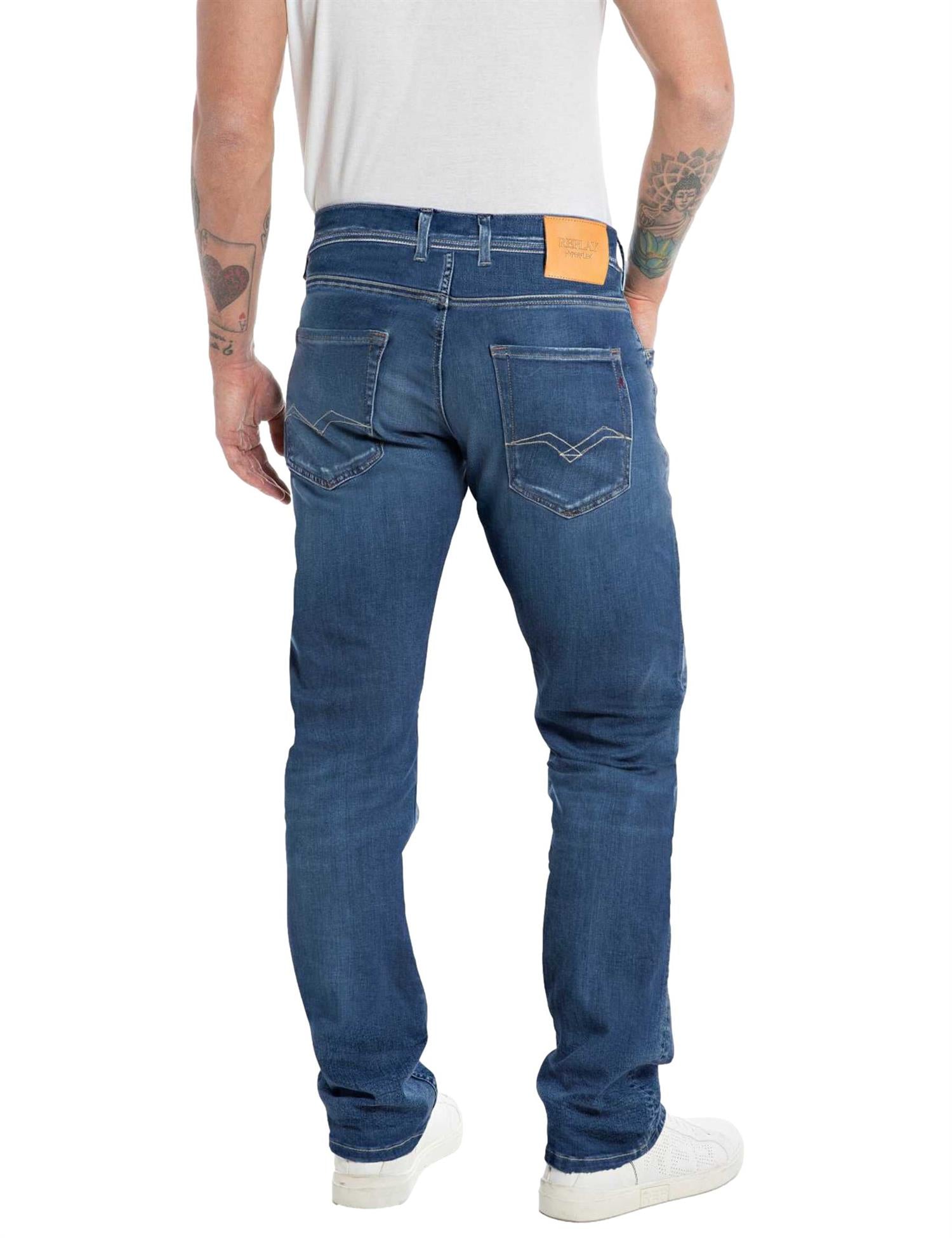 Replay Grover jeans i denim med klassisk passform og mørk blå farge, synlig på bildet.