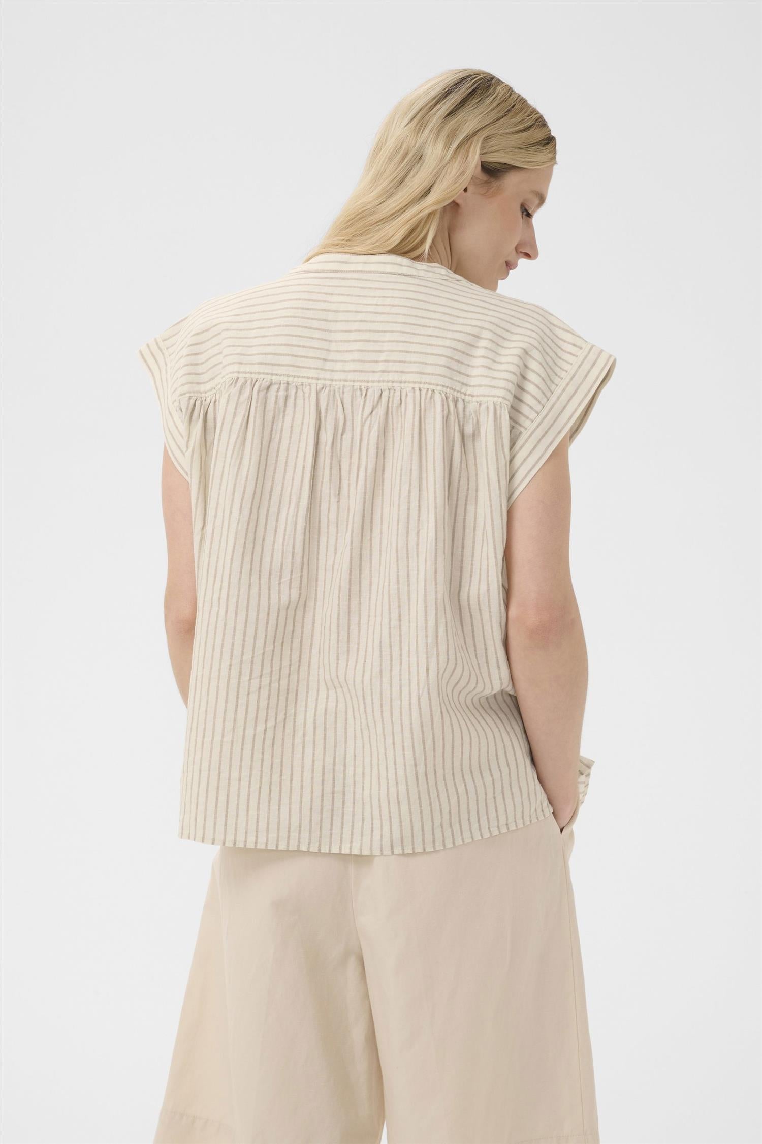 Part Two Bettinapw skjorte med nøytral stripemønster, langermet bluse i lett stoff, vist på modell.