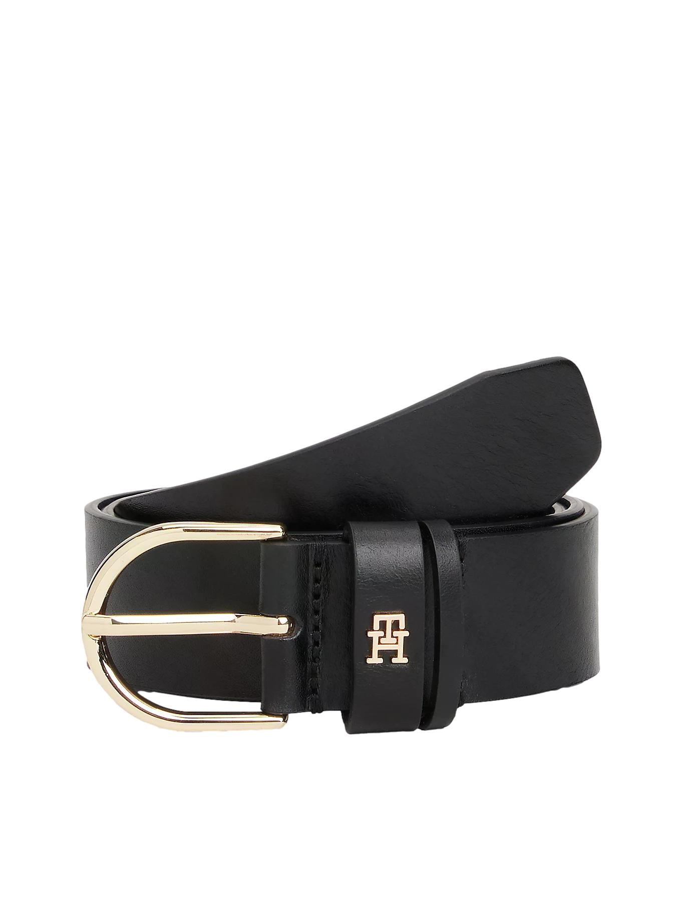 Sort Tommy Hilfiger Essential Effortless 3,5 belte, justerbart tilbehør i skinn med logo i gullfarge, vist liggende.