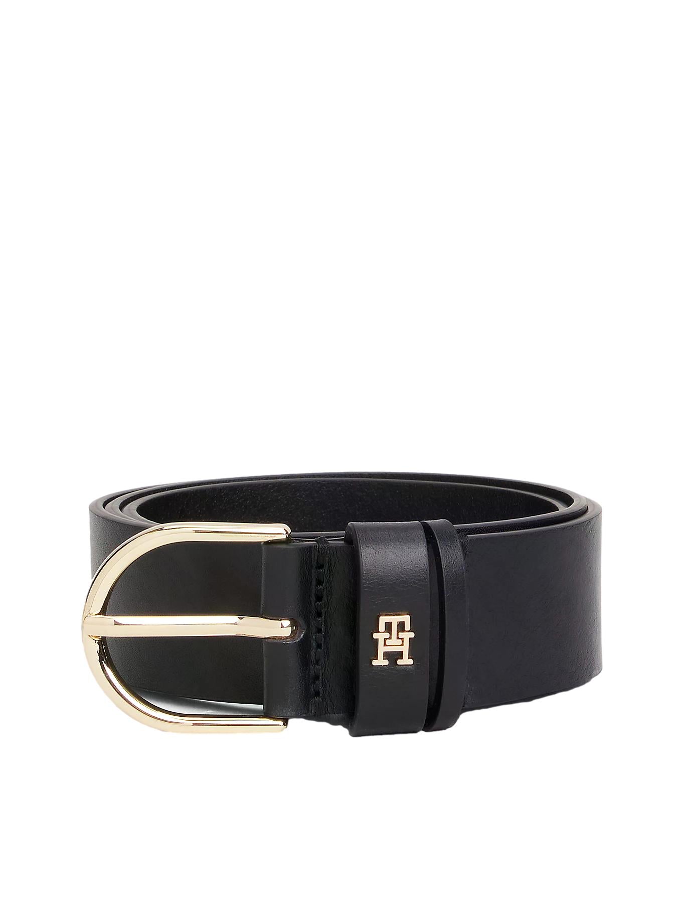 Sort Tommy Hilfiger Essential Effortless 3,5 belte i lær, vist på en modell, med sølvspenne og en enkel, elegant design