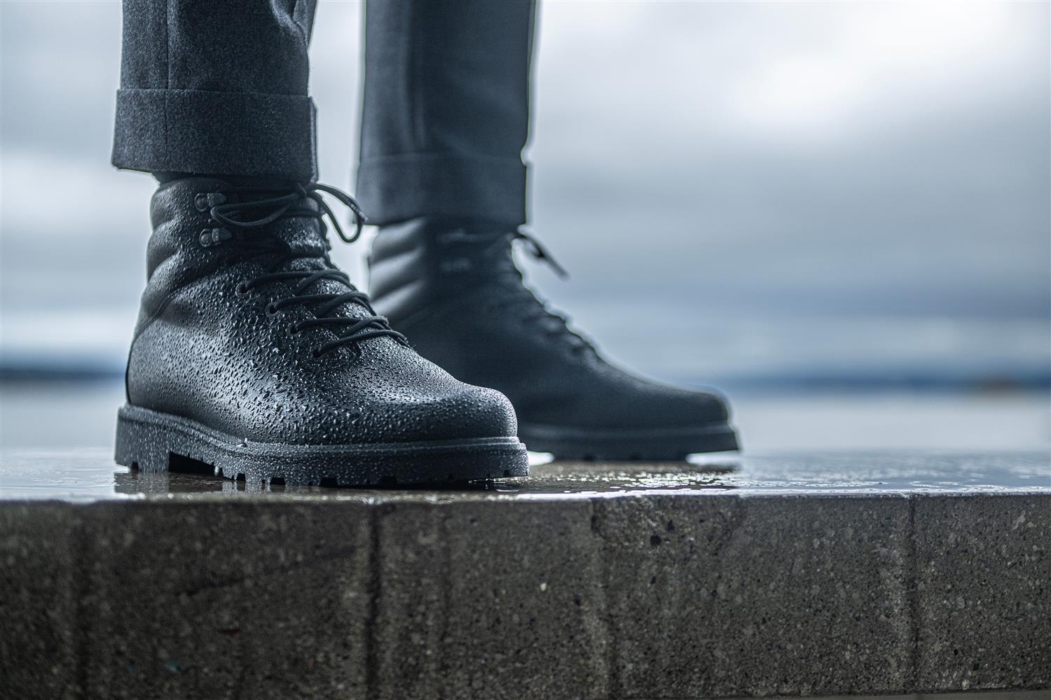 UBR Black Storm Boot sorte sko med robuste design og lukkbar lukking, vist på en modell.