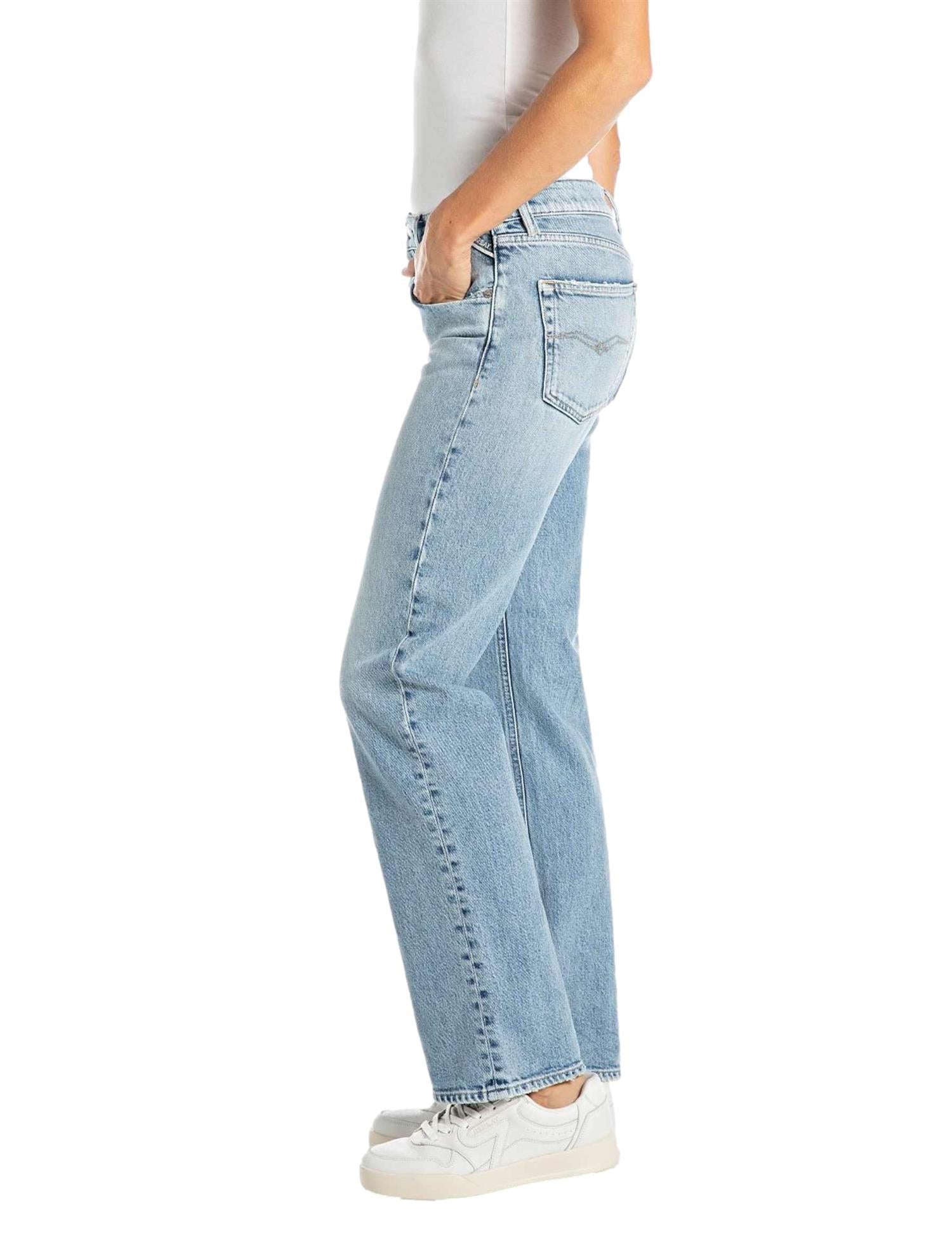 Replay Akeme Jeans i denimstoff vist på en modell, viser klassisk passform og blå farge.