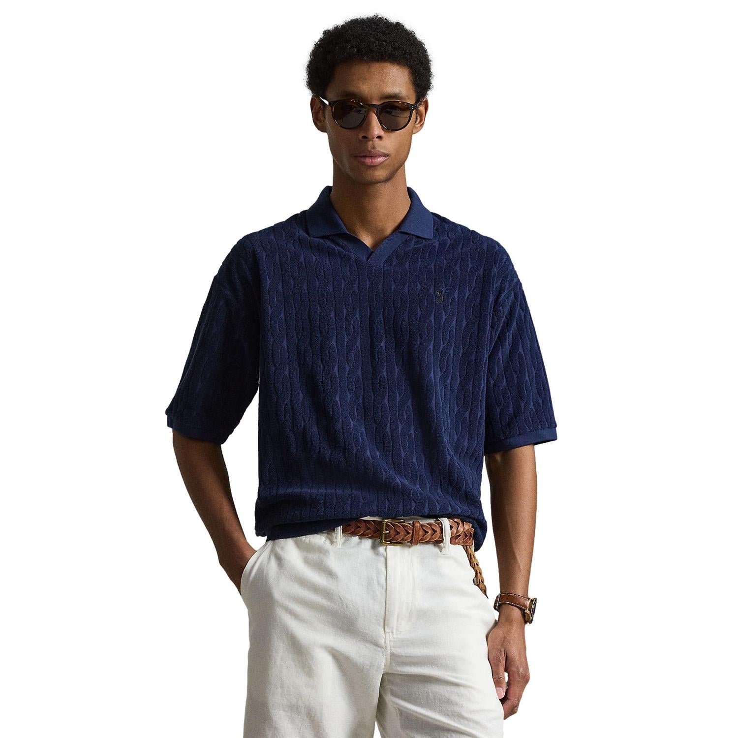 Marinefarget polo Ralph Lauren T-skjorte i avslappet passform med kabelstrikk og terry-materiale, for en komfortabel og stilig look.