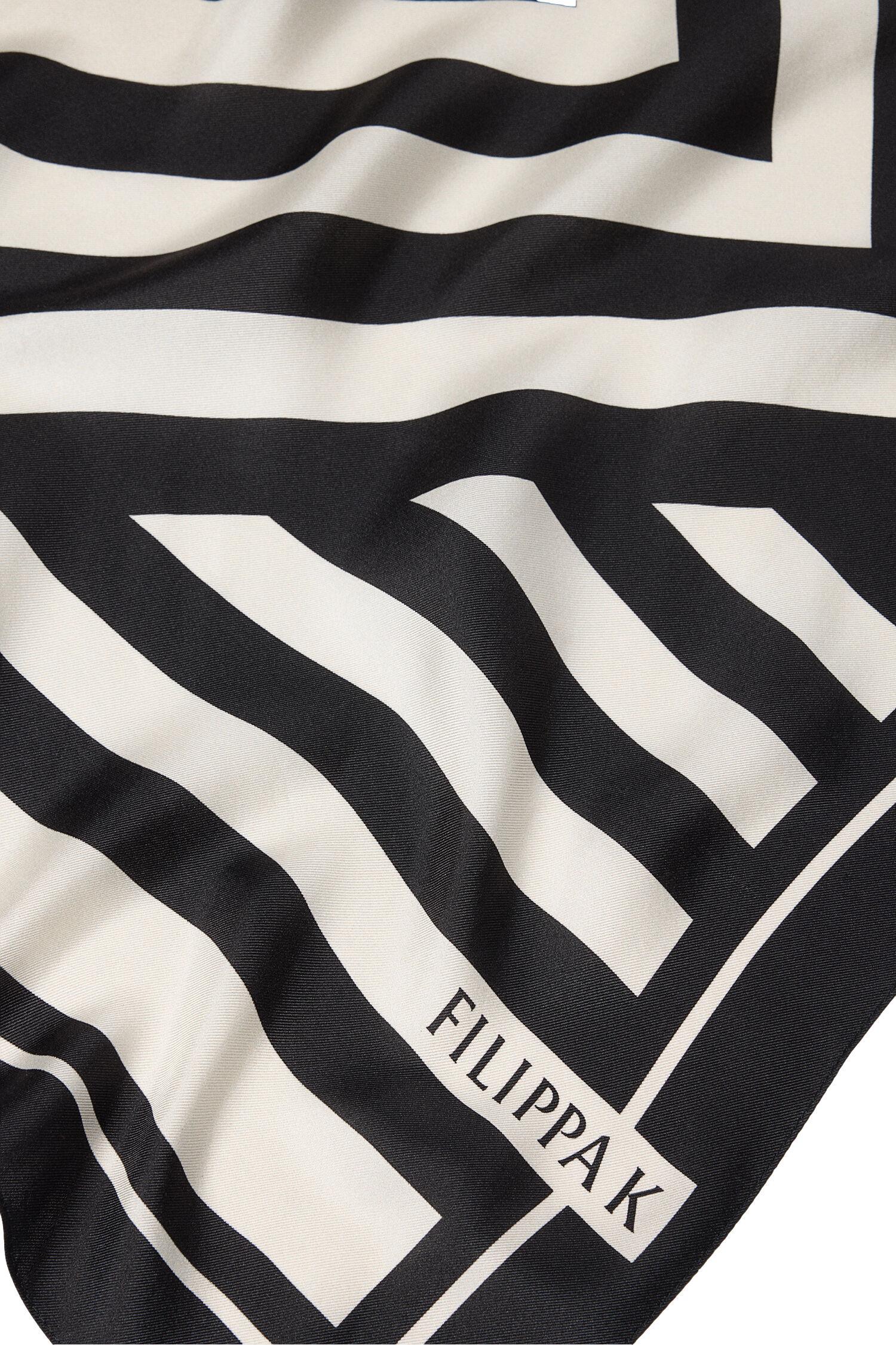 Filippa K Printed Sillk Scarf Skjerf Sort - chrismoa.no