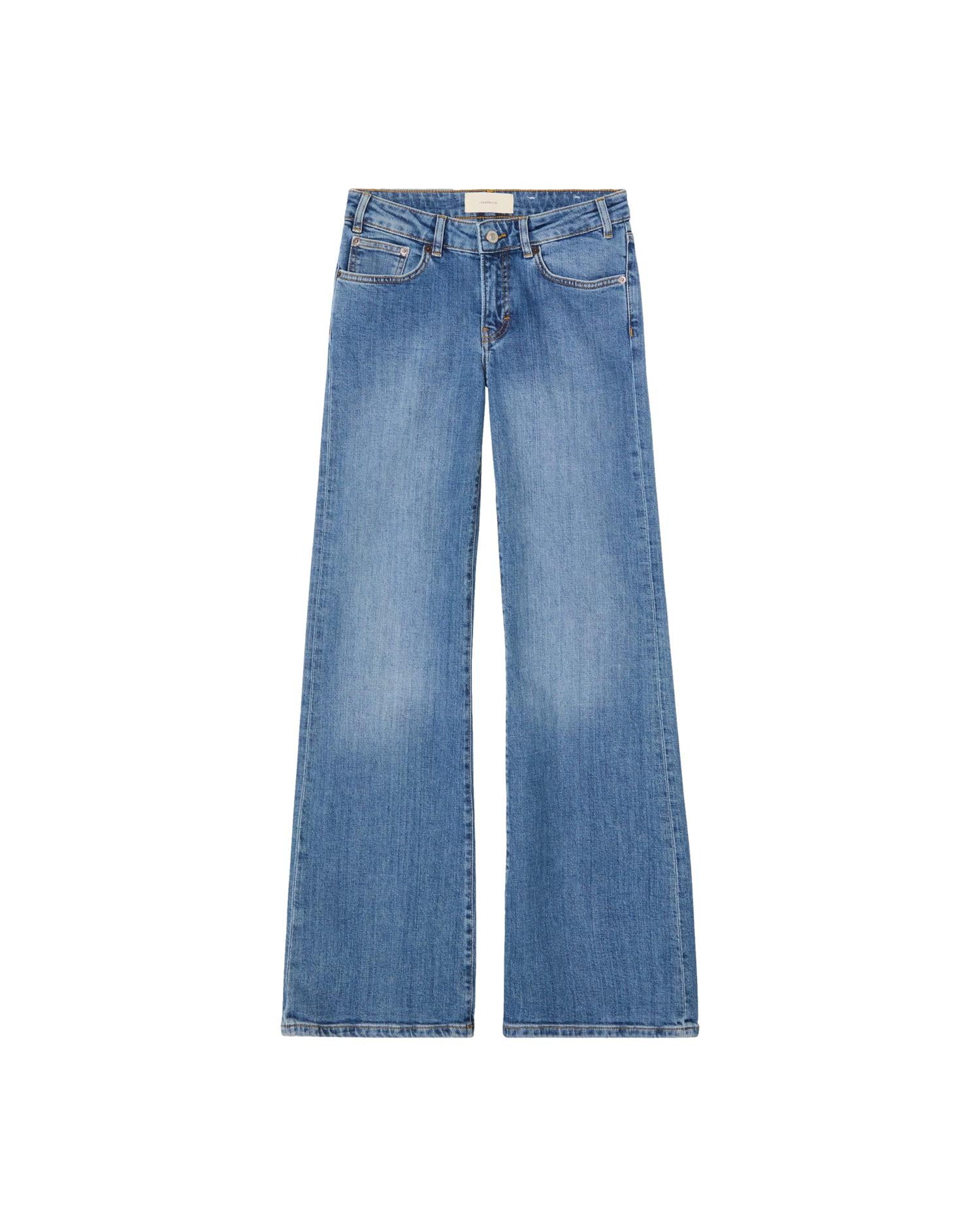 Jeanerica San Babila jeans i denim, vises på modell, med klassisk pasform og blå farge, perfekt for casual antrekk.