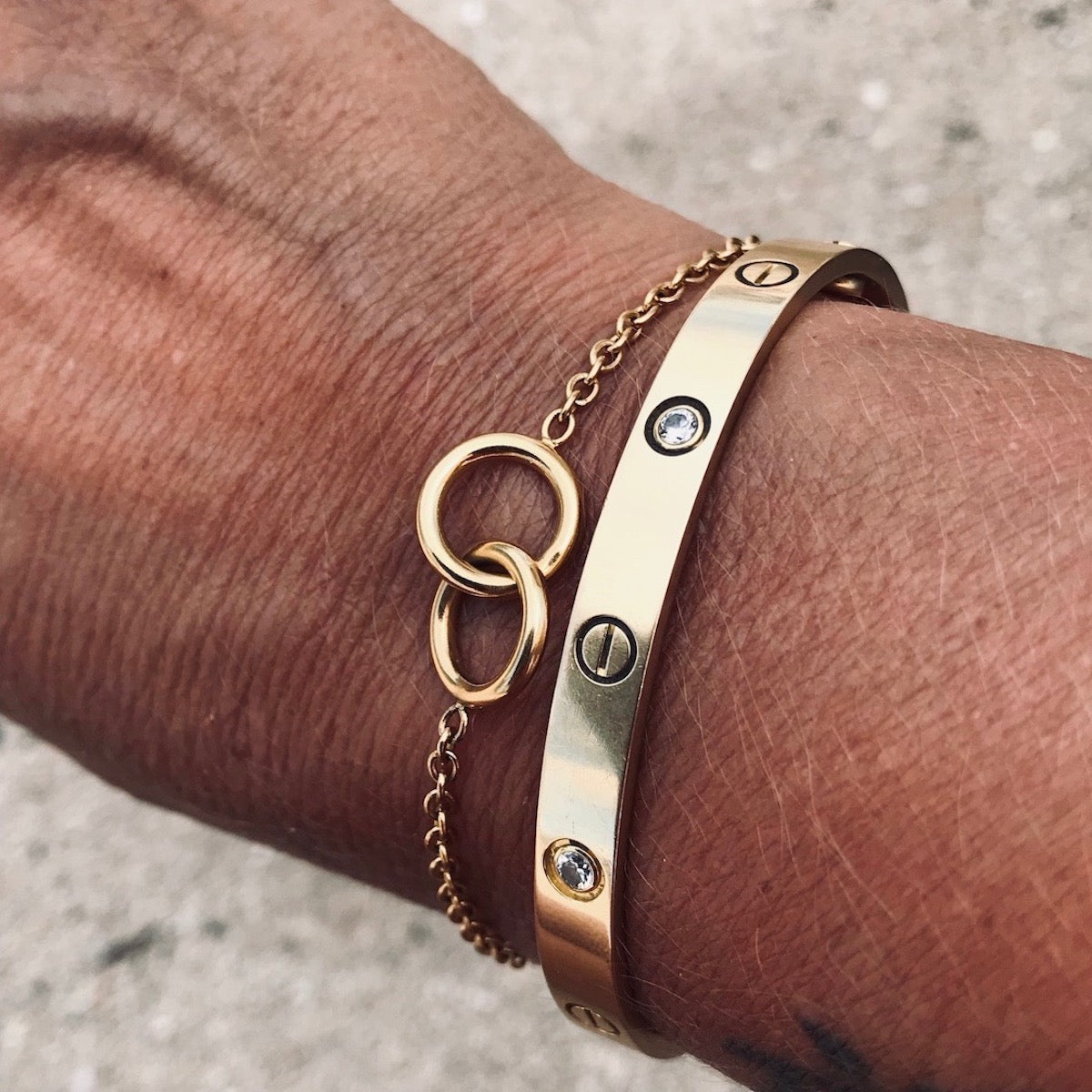 Gult gullhåndledd armbånd fra Bud to Rose Hitch med elegant design og delikat kjede, perfekt som smykke.