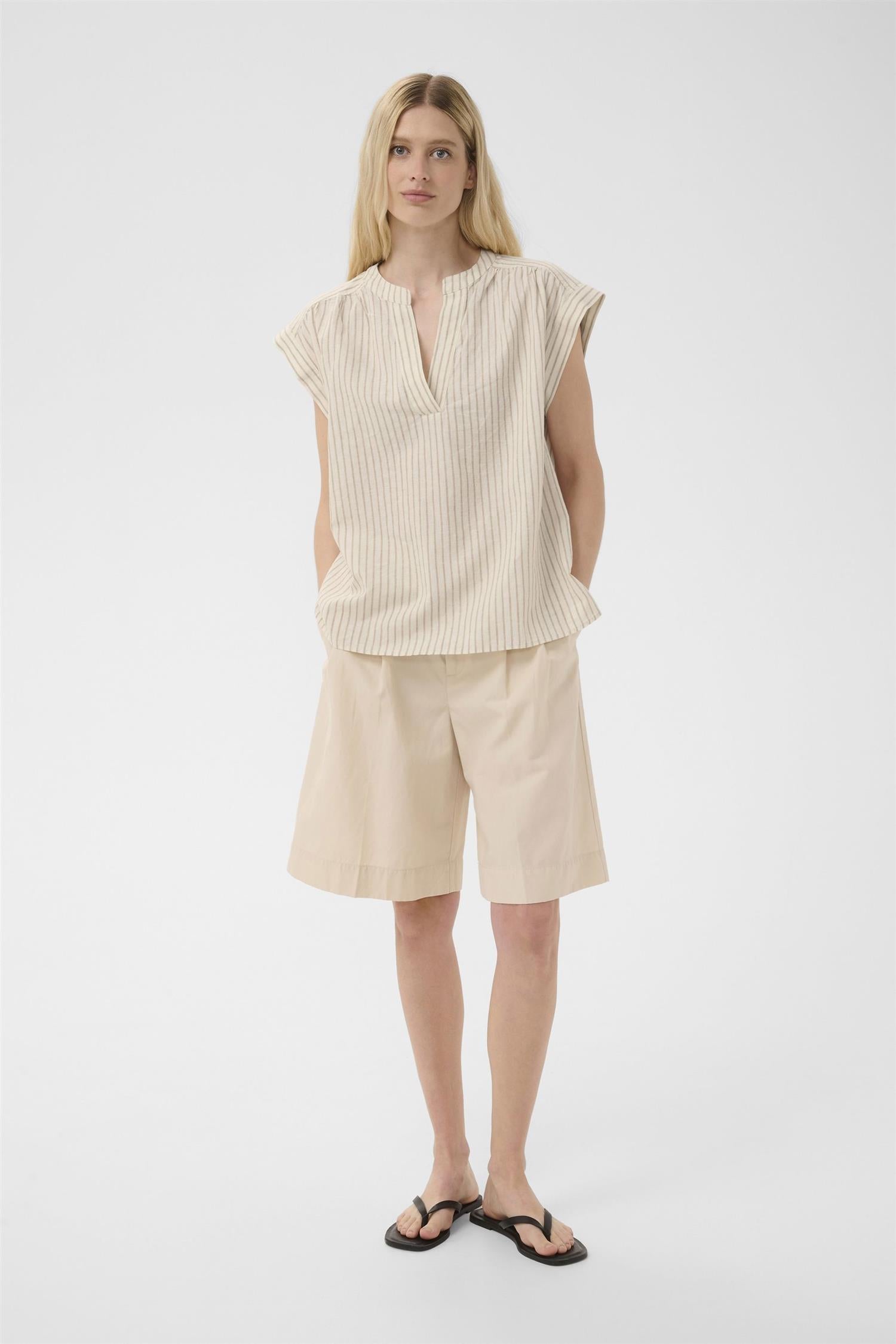 Part Two Bettinapw bluse skjorte med nøytral stripemønster, langermet og lett stoff, vist på modell.